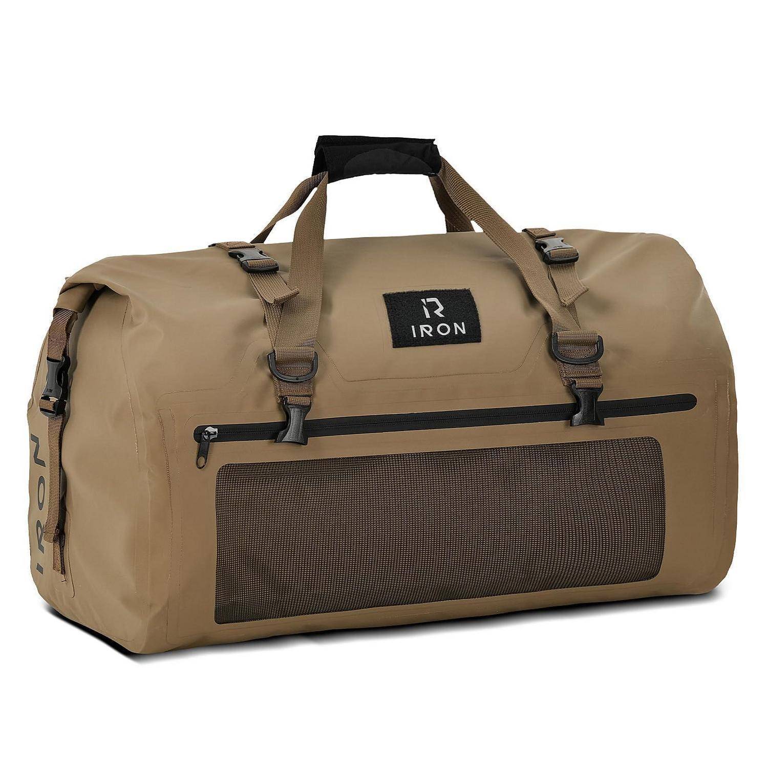 Beige Reisetasche mit Griffen oben, Schultergurten, frontal gelegenem Reißverschluss-Tasche und IRON-Logo-Patch.