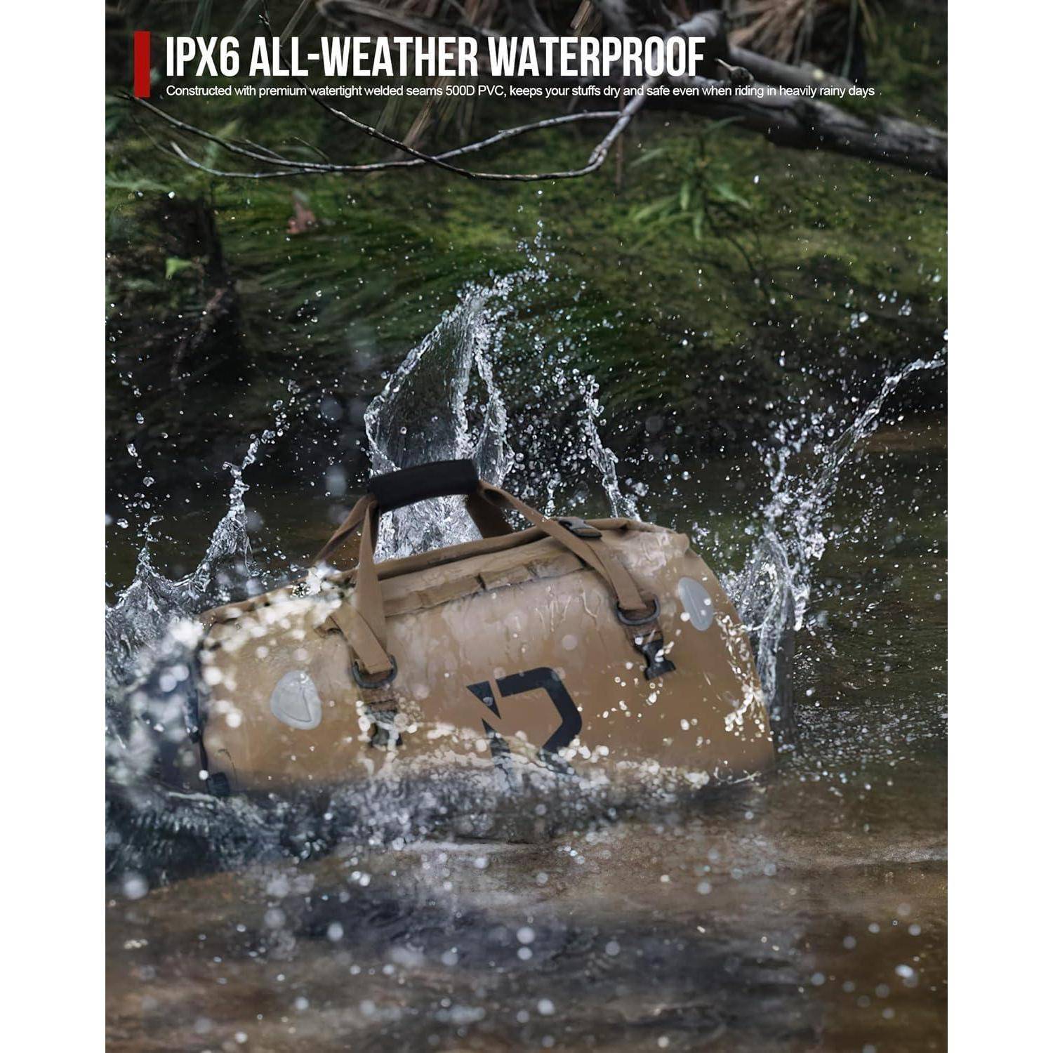 Beige wasserdichte Reisetasche, die durch Wasser spritzt, mit der Bezeichnung „IPX6 ALLWETTER-WASSERDICHT" zum Schutz vor starkem Regen.