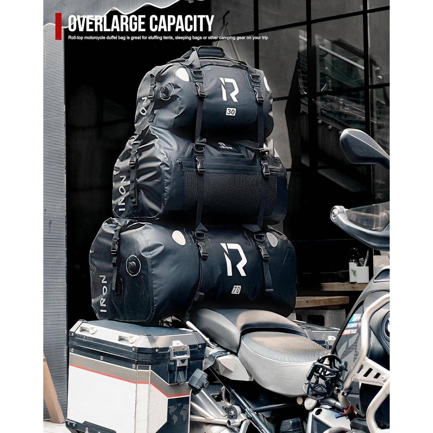Motorrad beladen mit drei gestapelten schwarzen Taschen mit großer Kapazität, das zeigt die 'OVERLARGE CAPACITY' Ausrüstungskonfiguration für Reisen oder Camping.