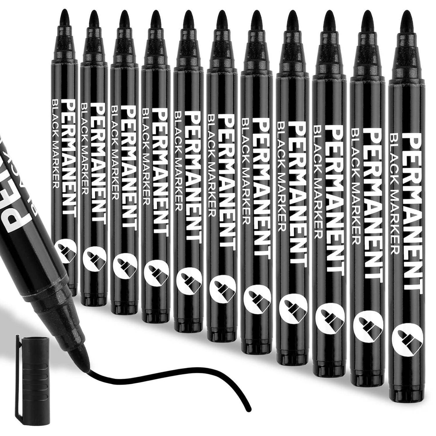 Sortiment schwarzer permanenter Marker mit Kappen, einschließlich eines Markers, der eine gebogene schwarze Linie auf einer weißen Oberfläche zeichnet.