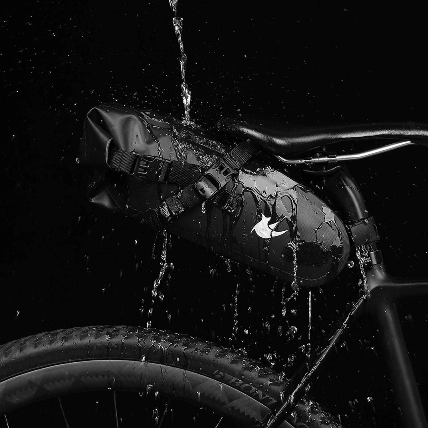 Wasserdichte schwarze Fahrradrahmentasche, die an einem Fahrrad befestigt ist und unter spritzendem Wasser demonstriert, wie witterungsbeständig sie ist.