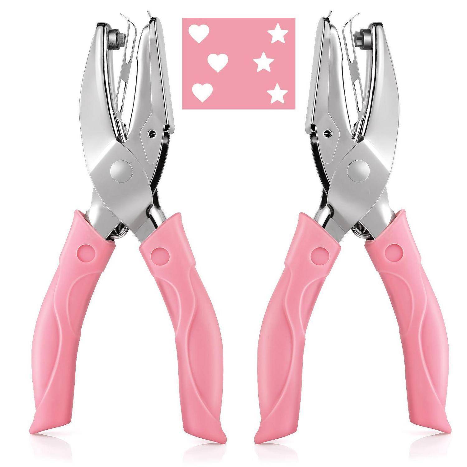 Zwei metallische Lochzangen mit rosa Griffen nebeneinander, die jeweils Herz- und Sternformen aus einem rosa Blatt stanzen.