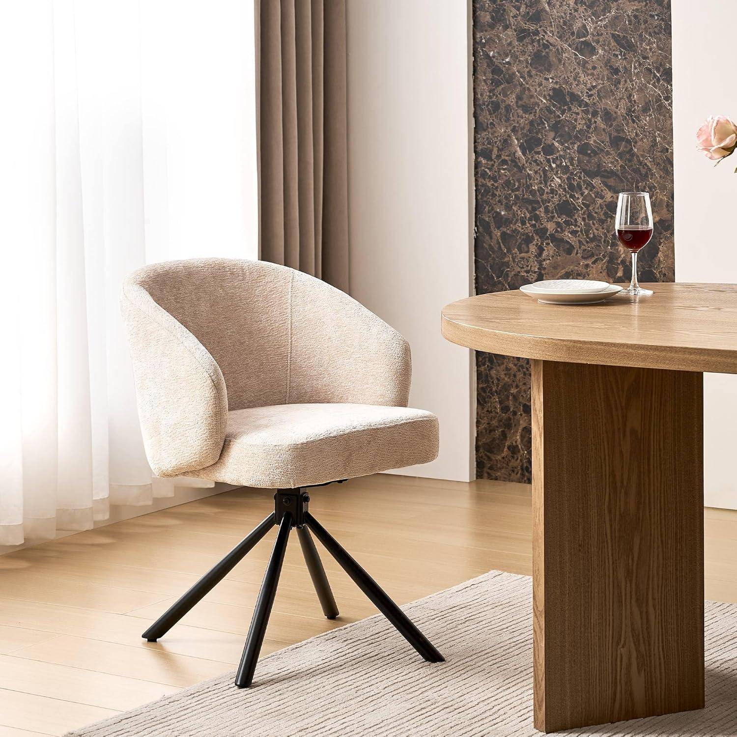 Beiger Polsterdrehstuhl neben einem runden Holztisch, der mit Wein und einem Teller in einem hellen modernen Esszimmer eingedeckt ist.