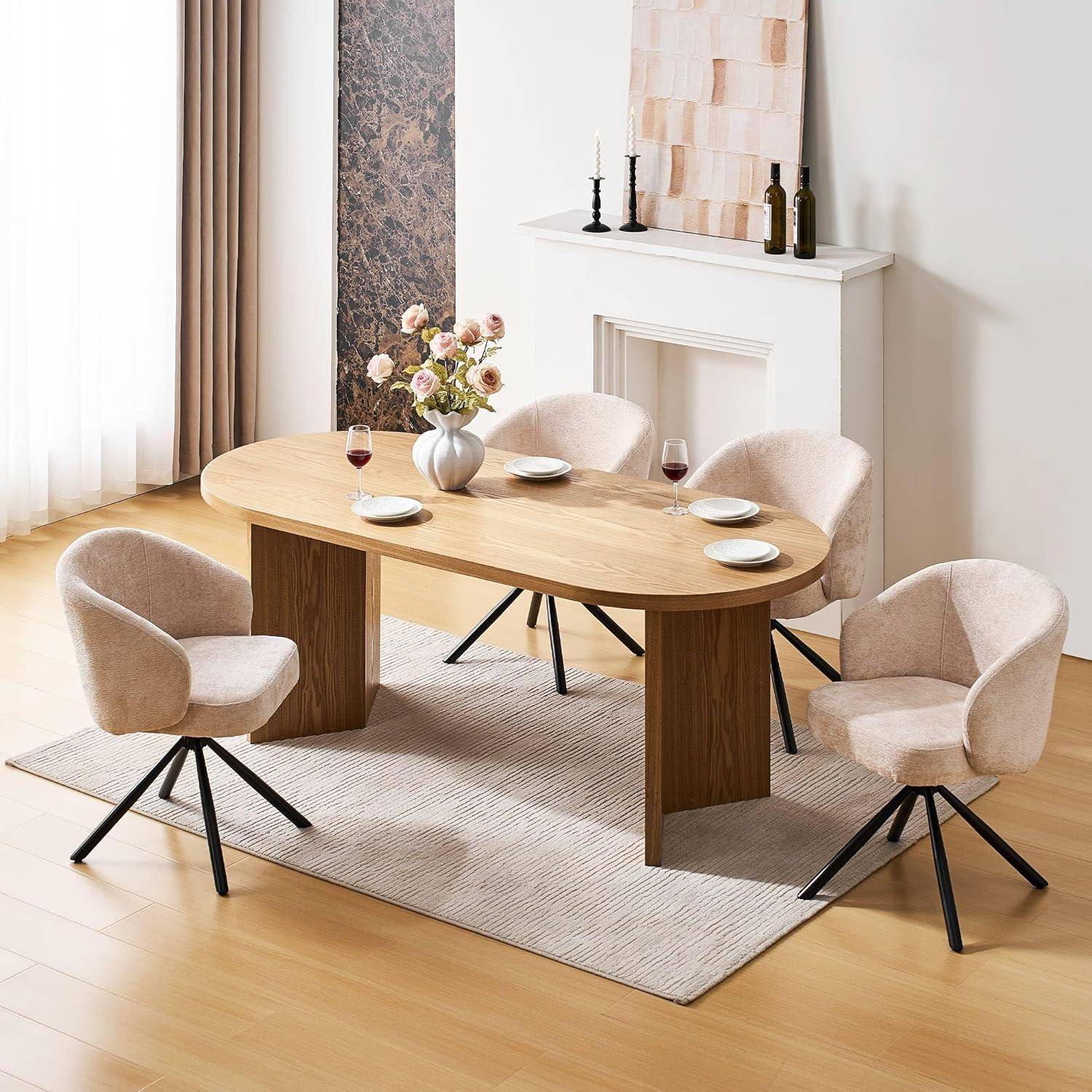 Modernes Esszimmer mit ovalem Holztisch, vier beigen Stühlen, Blumenvase und minimalistischer Einrichtung neben einem weißen Kamin.
