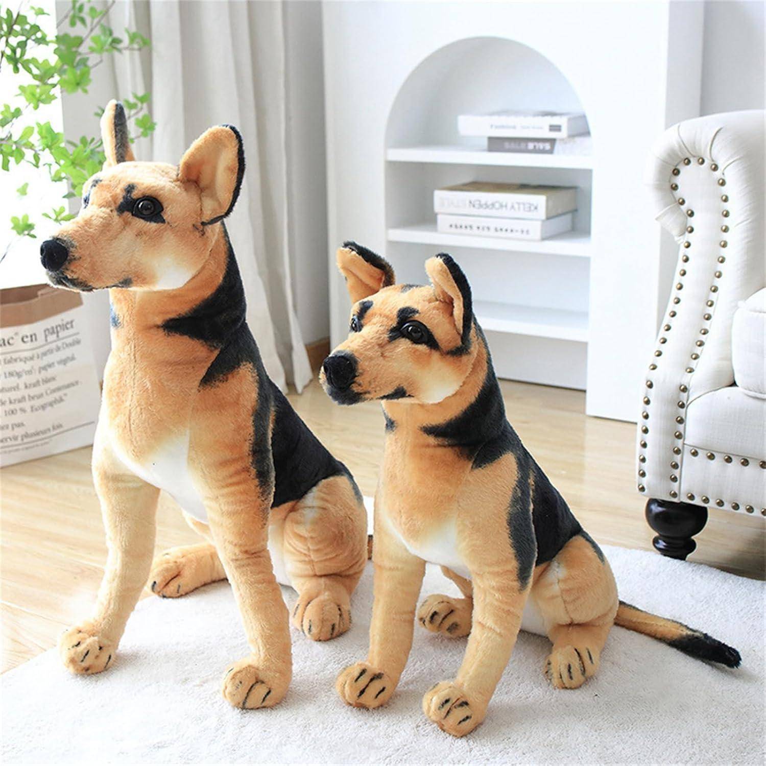Zwei realistische Schäferhund-Statuen sitzen auf einem weißen Teppich in einem hellen Wohnzimmer.