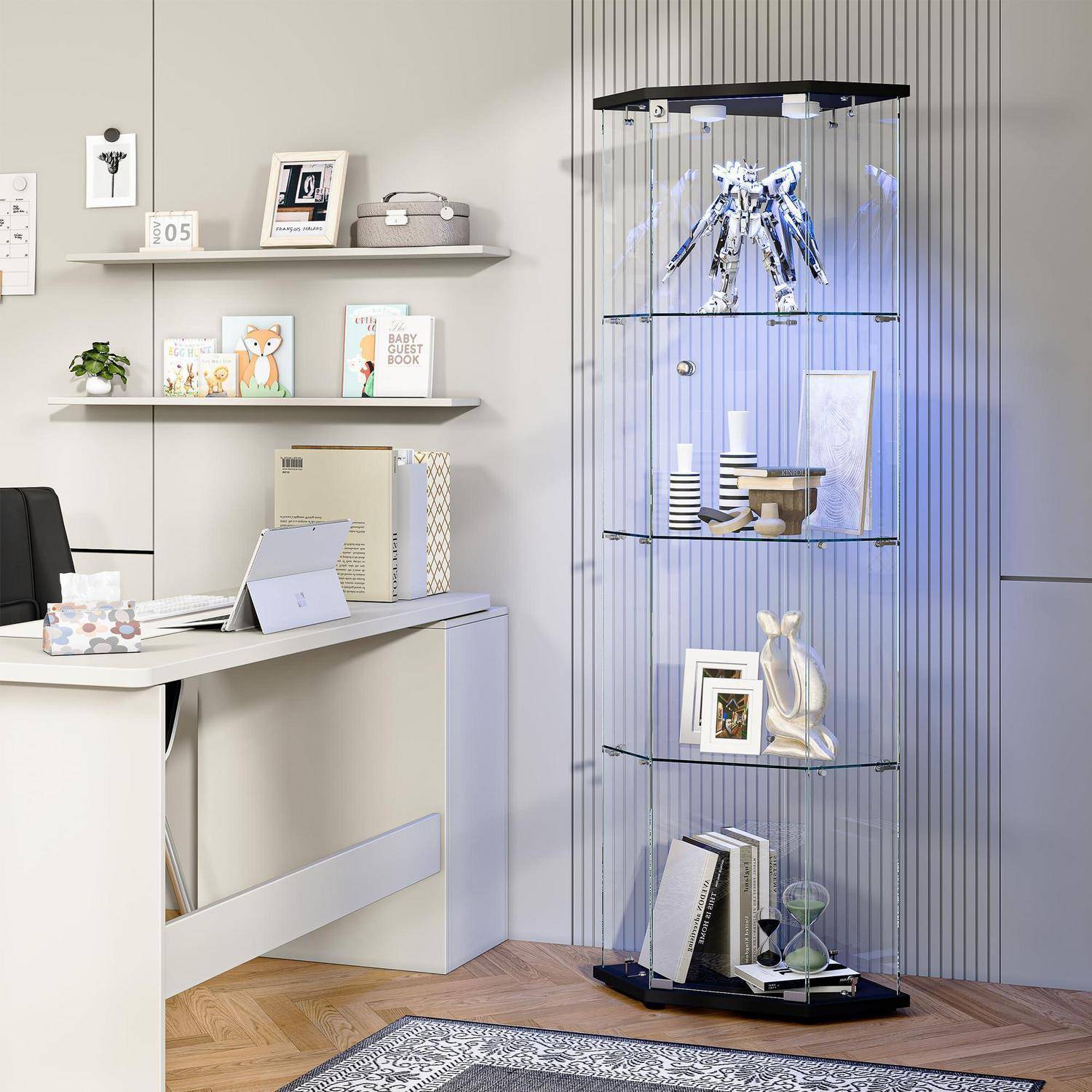 Modernes Büroinneres mit schwebendem Regal, einem Schreibtisch und einem gläsernen Vitrinenschrank, der dekorative Objekte und Bücher enthält.
