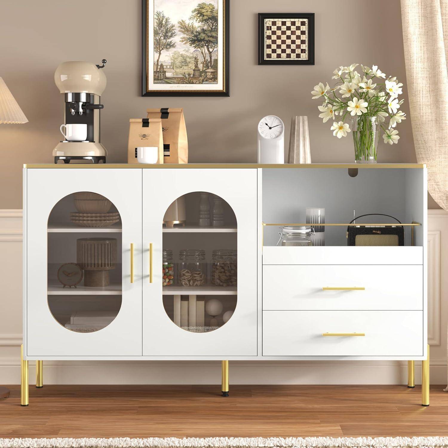 Modernes Sideboard mit Glastüren, zwei Schubladen, Kaffeemaschine und Dekoration oben, in einem hellen Esszimmer.
