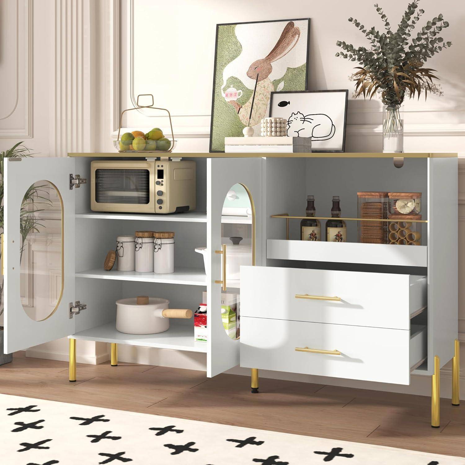 Stilvolles weißes Sideboard mit offenen und geschlossenen Stauraum für Mikrowelle, Gläser und Kochgeschirr, gekrönt mit Obst und gerahmter Kunst in einem hellen Raum.