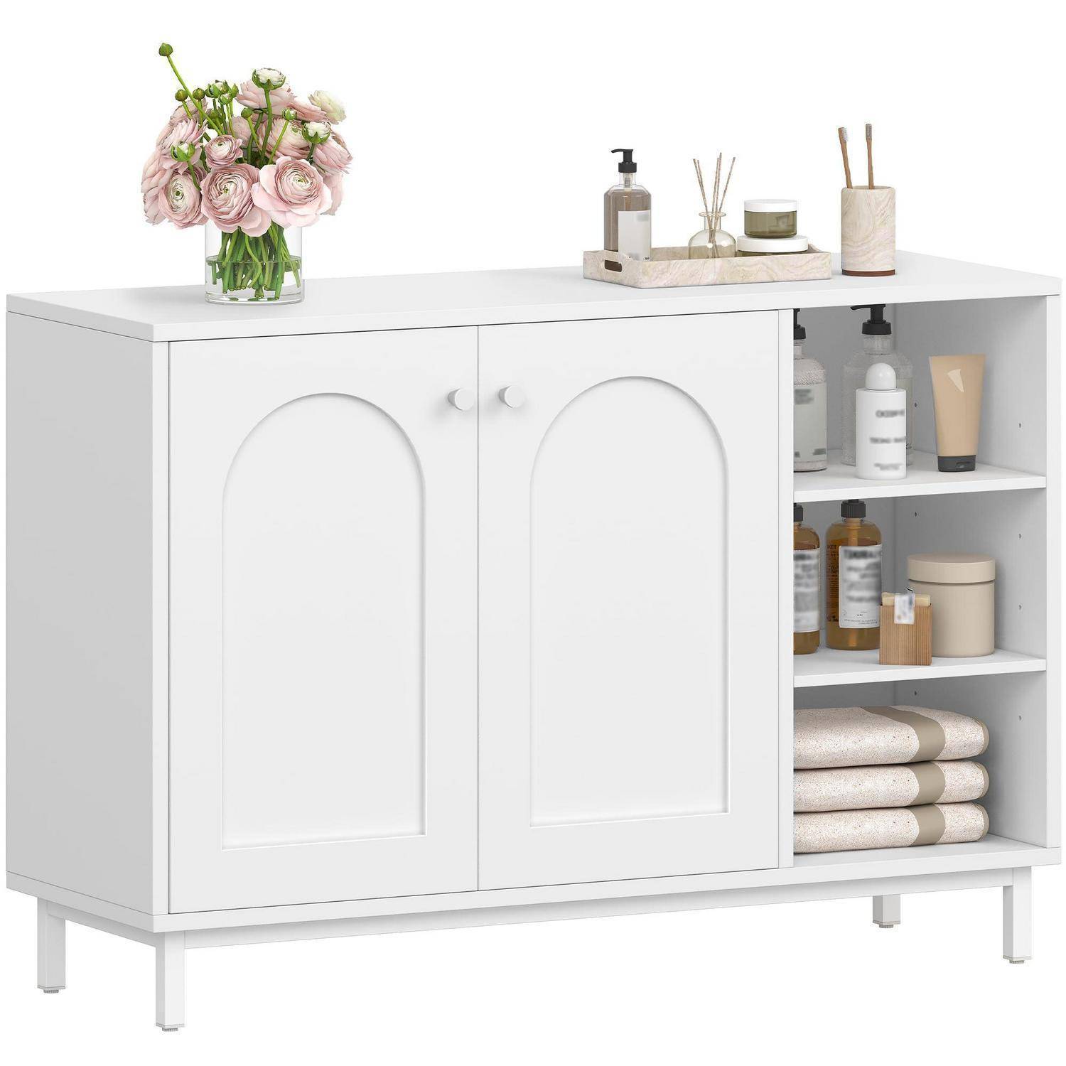 Weißer Badezimmerschrank mit zwei Türen und offenen Regalen, belegt mit einer Blumenvase und Toilettenartikeln, zeigt organisierte Lagerung.