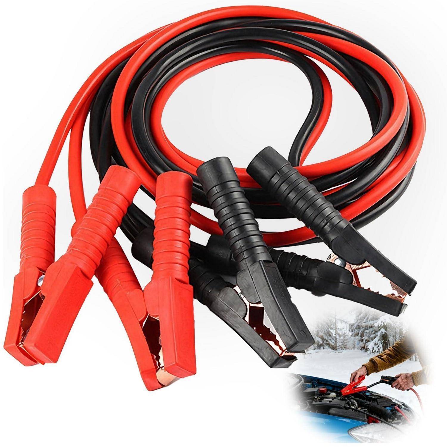 Aufgerollte rote und schwarze Starthilfekabel mit Klemmen, plus eine kleine Einfügung, die das Starthilfeüberbrücken einer Autobatterie im Winter zeigt.