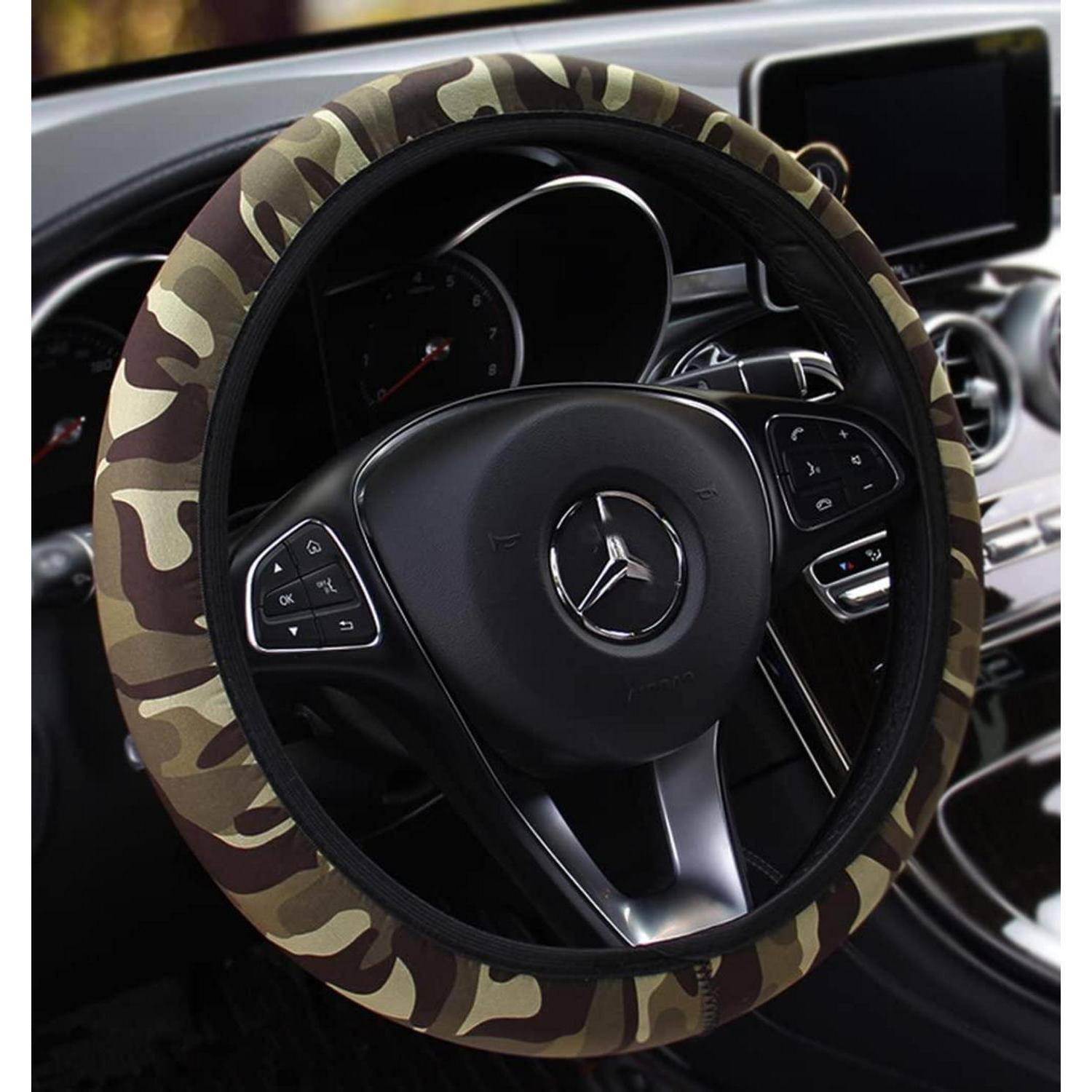 Camouflage-Muster-Lenkradabdeckung auf einem Mercedes-Benz-Lenkrad in einem Autoinnenraum.