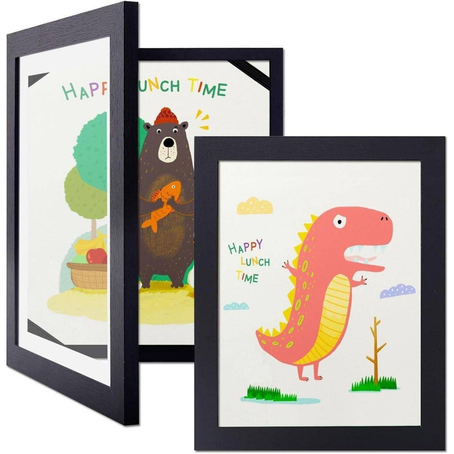 Drei schwarze Bilderrahmen zeigen Kunst zum Thema Mittagessen von Kindern, darunter einen rosa Dinosaurier und einen Bären mit den Worten „HAPPY LUNCH TIME