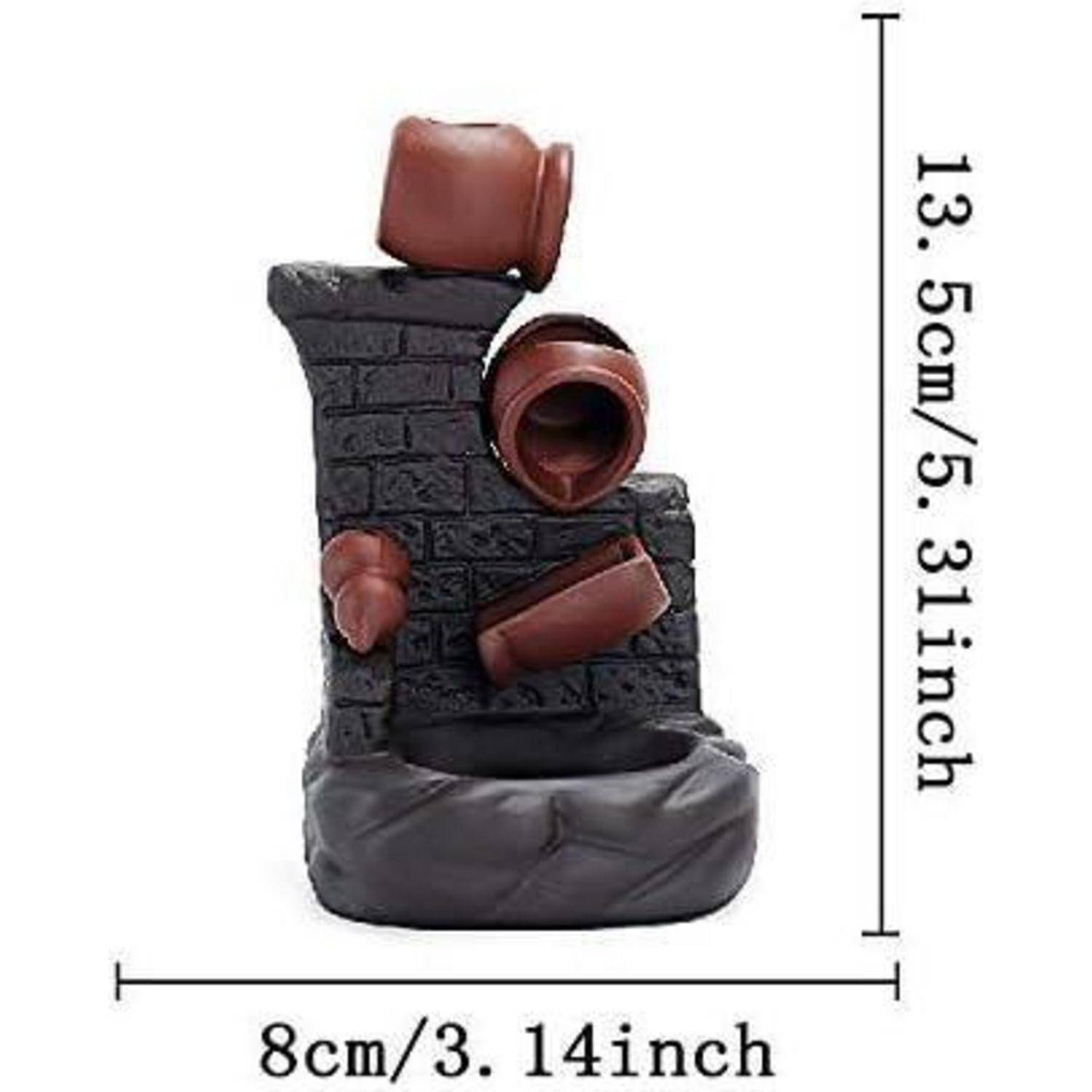 Kleine dekorative Tischbrunnen in Form einer Steinmauer mit braunen Rohren und grauem Sockel, dargestellt mit Abmessungen von 13,5 cm Höhe und 8 cm Breite.