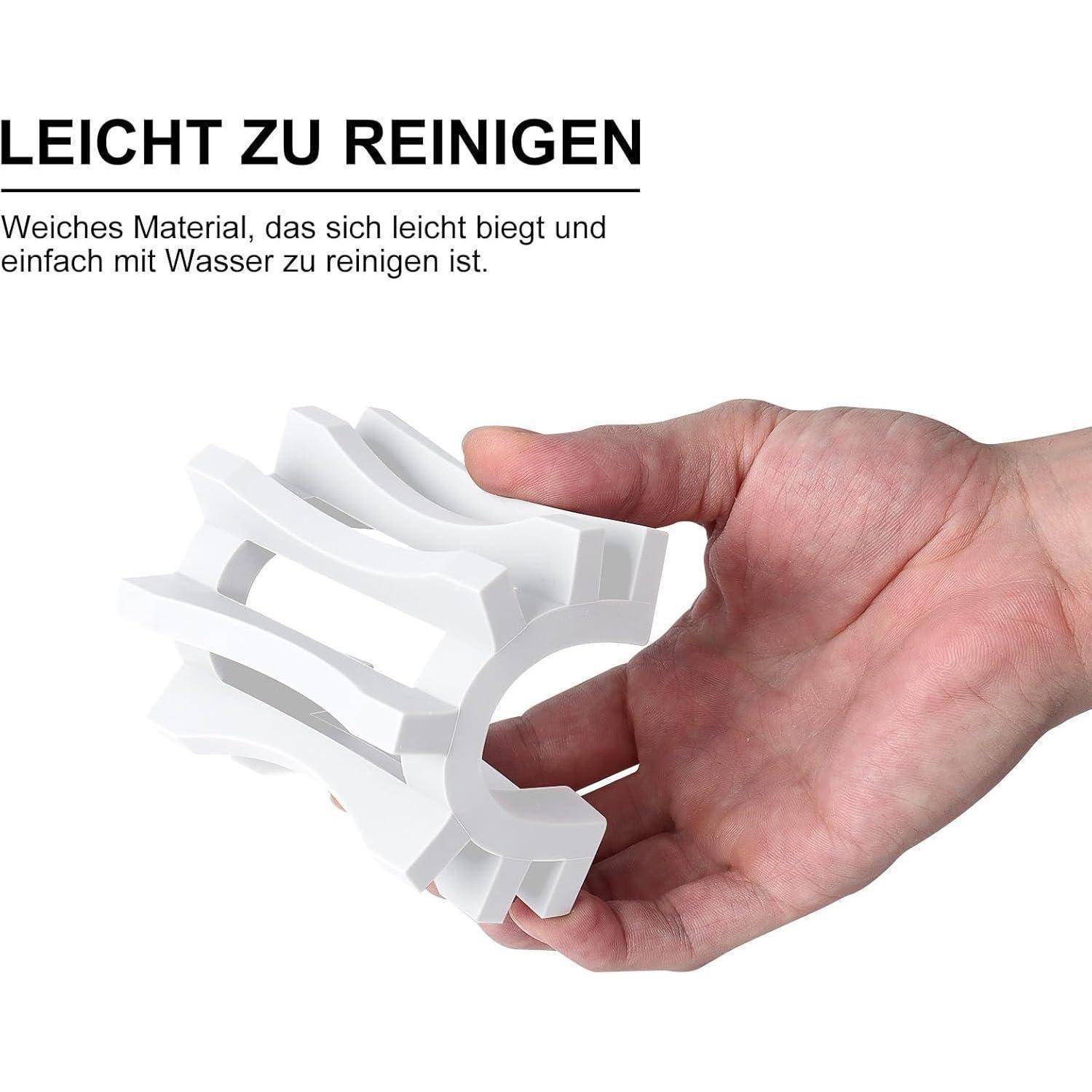 Hand hält ein weißes, flexibles Kunststoffteil; deutscher Text sagt „LEICHT ZU REINIGEN" und „Weiches Material, das sich leicht biegen lässt und mit Wasser leicht zu reinigen ist."