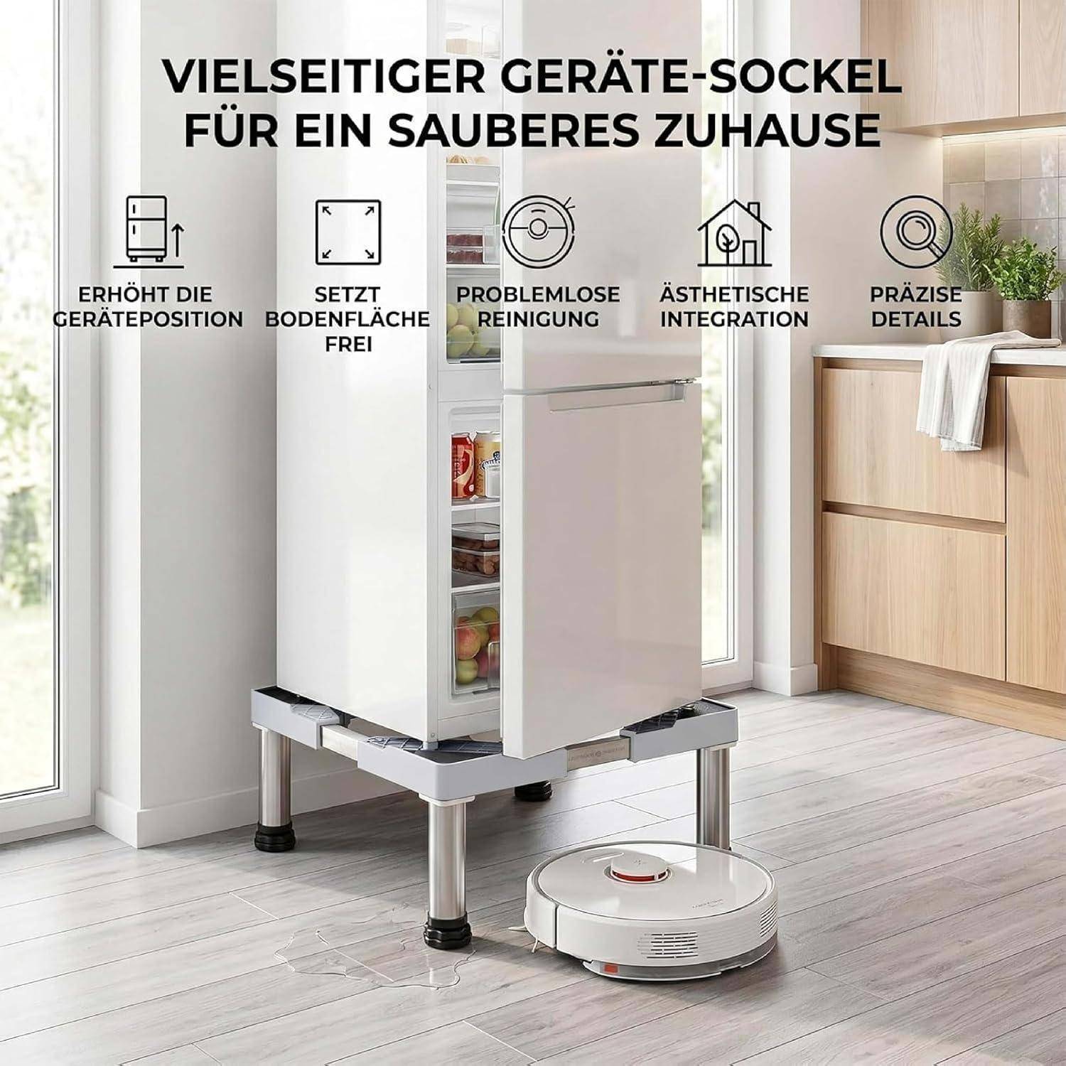 Werbebild eines Kühlschranks auf einer verstellbaren Gerätebasis mit einem Roboterstaubsauger, der darunter reinigt; deutscher Text hebt einfachere Reinigung, Bodenfreiheit und ästhetische Integration hervor.