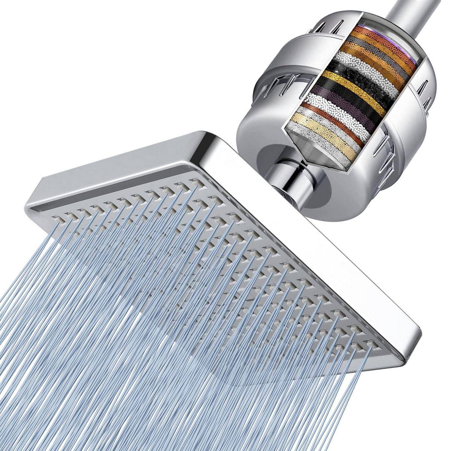 Chromglanz-Duschkopf mit Schnittdarstellung, die farbige innere Filterschichten und aus vielen Düsen fließendes Wasser zeigt.