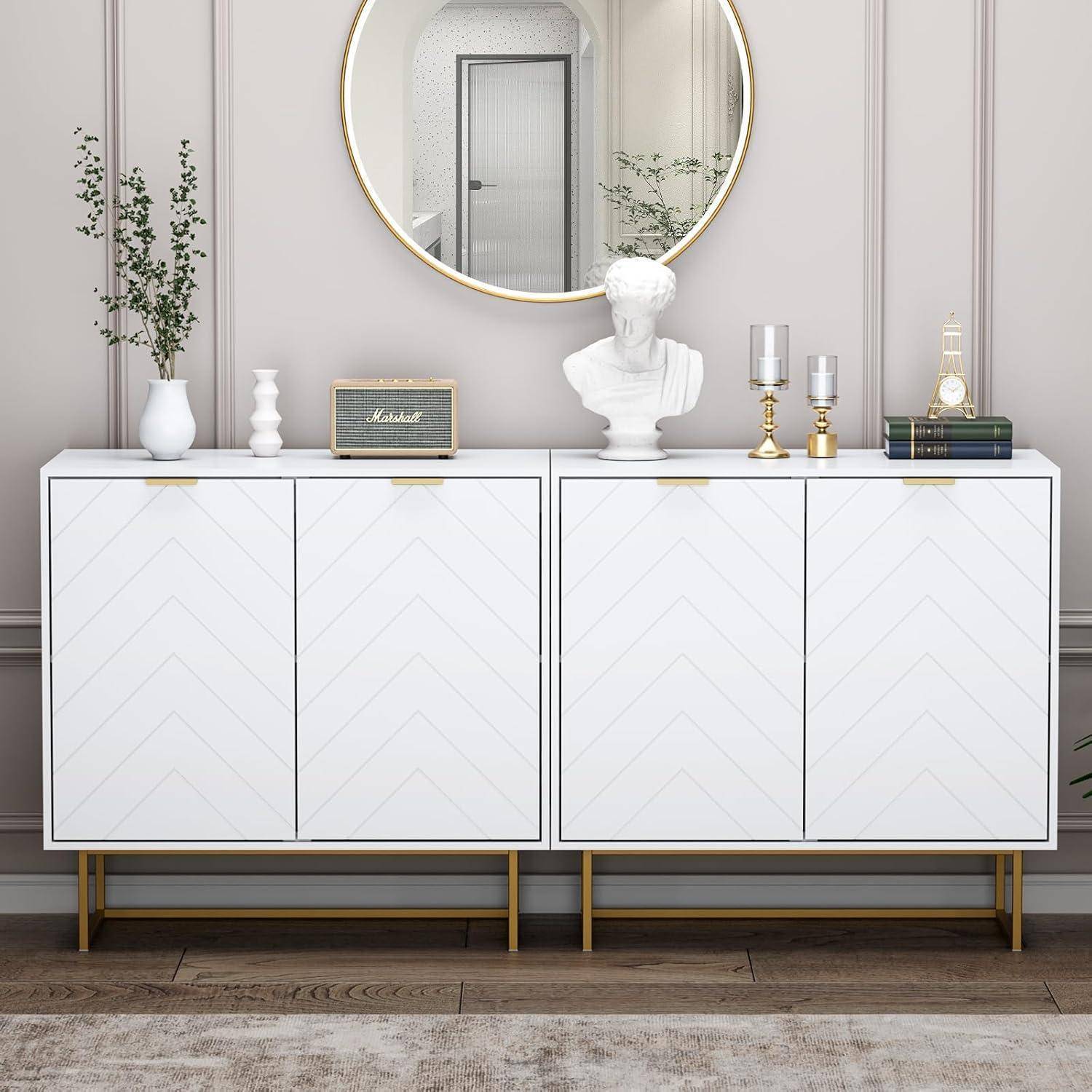 Modernes weißes Sideboard mit goldenen Beinen, dekoriert mit einer Büste, Kerzen, Büchern, einer Vase und einem Lautsprecher unter einem runden Wandspiegel.