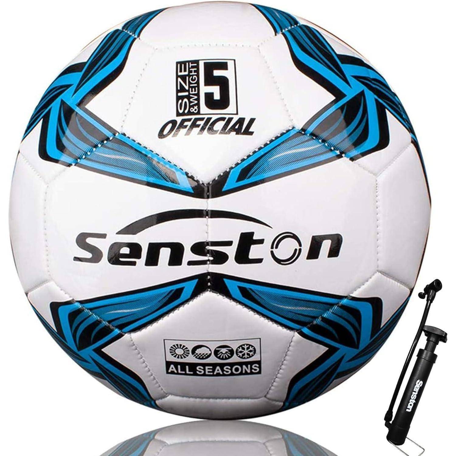 Weißer Senson Fußball Größe 5 mit blauen und schwarzen geometrischen Feldern, gezeigt mit einer Handpumpe.