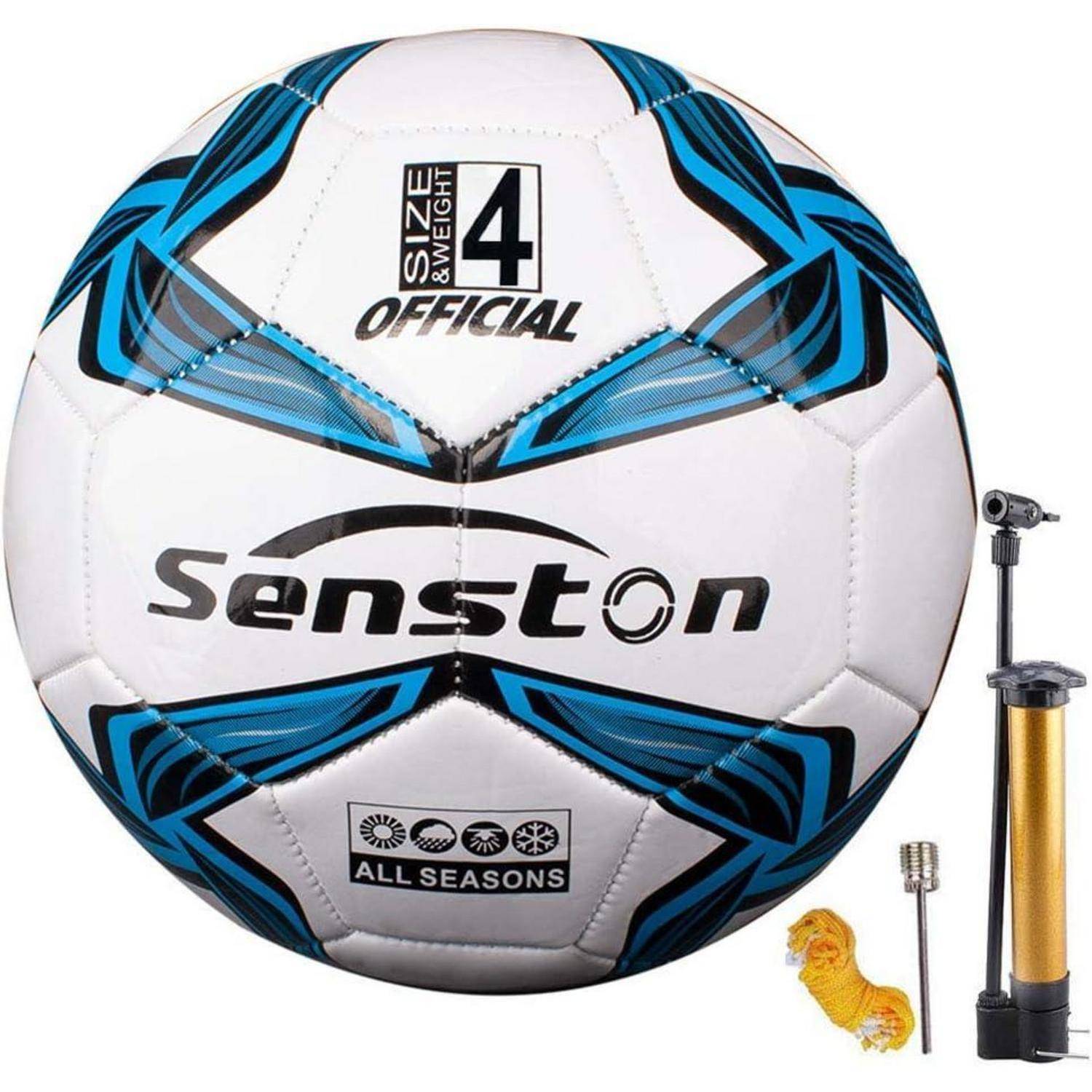 Weiß-blauer Senston-Fußball in Größe 4 mit Pumpe, Nadel und Aufblasschlauch auf weißem Hintergrund.