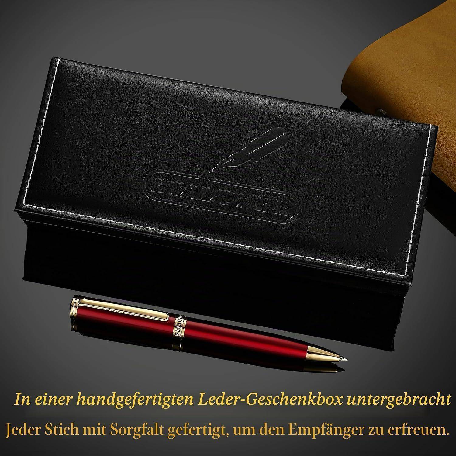 Schwarze Ledergiftbox mit geprägtem Logo und einem rot-goldenen Stift; der deutsche Text besagt, dass es handgefertigt ist und jeder Stich sorgfältig gefertigt wurde, um den Empfänger zu erfreuen.