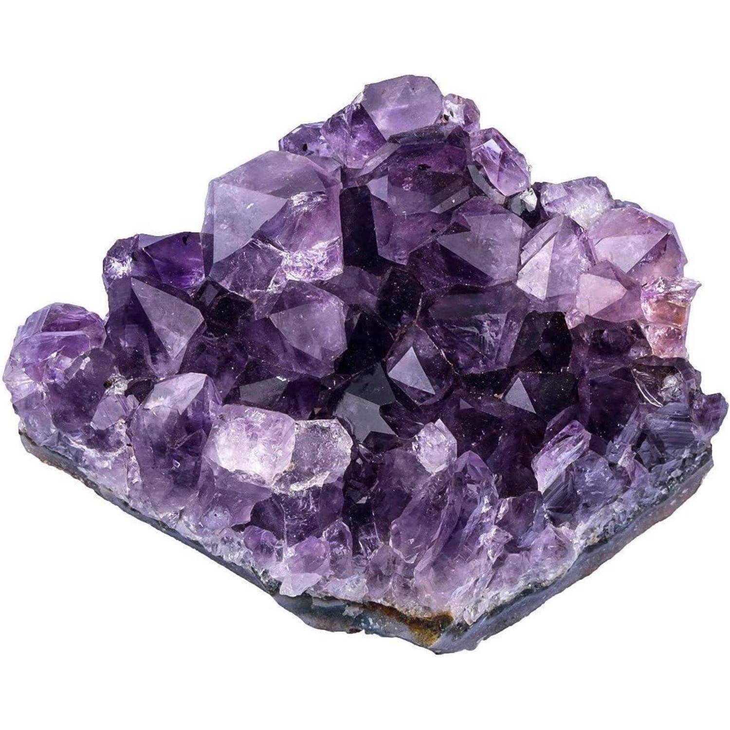 Violetter Amethyst-Kristallcluster mit rauen, durchscheinenden Spitzen auf weißem Hintergrund.