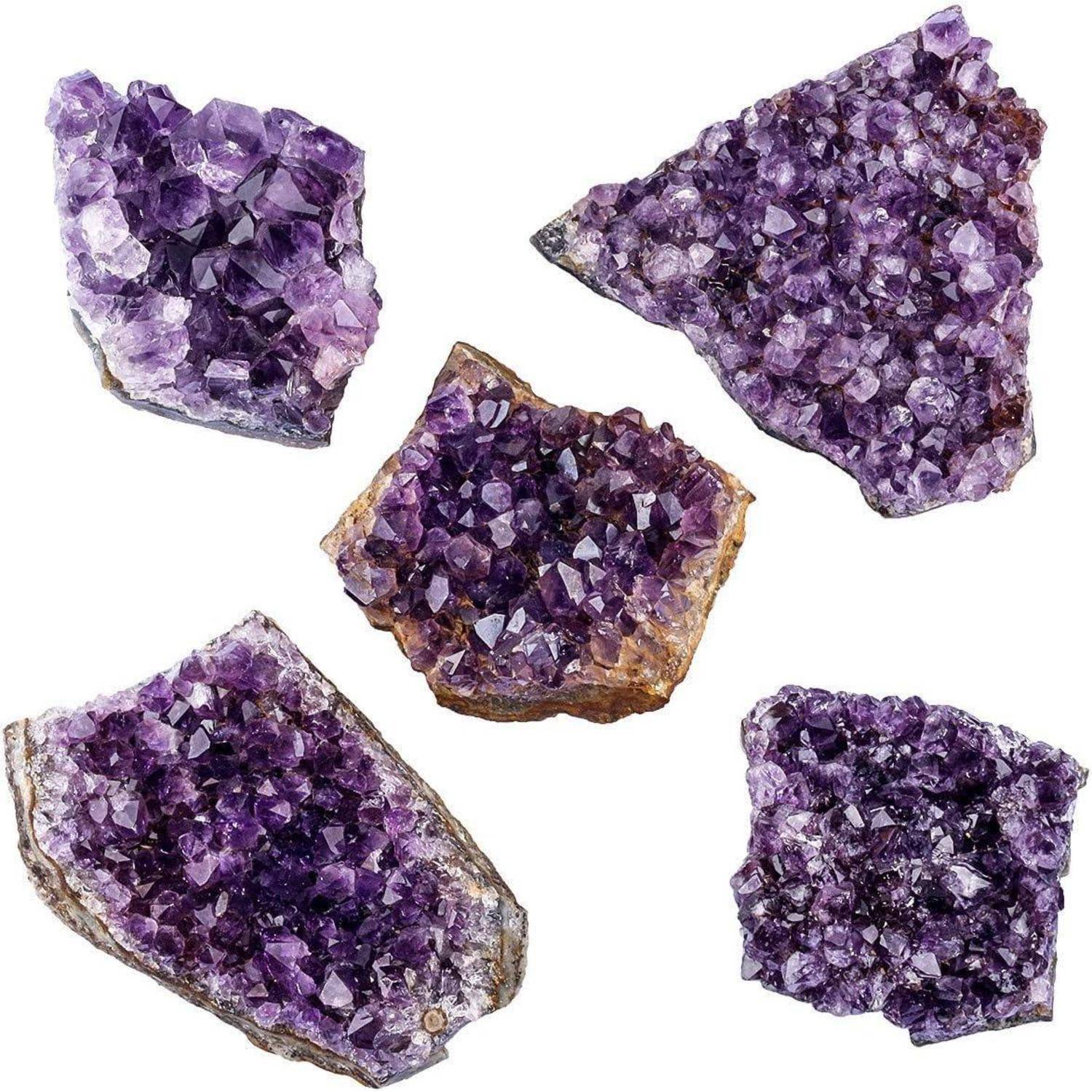 Fünf violette Amethyst-Kristallgruppen auf weißem Hintergrund, jede mit rauen natürlichen Felskanten und facettierten glitzernden Kristallen.
