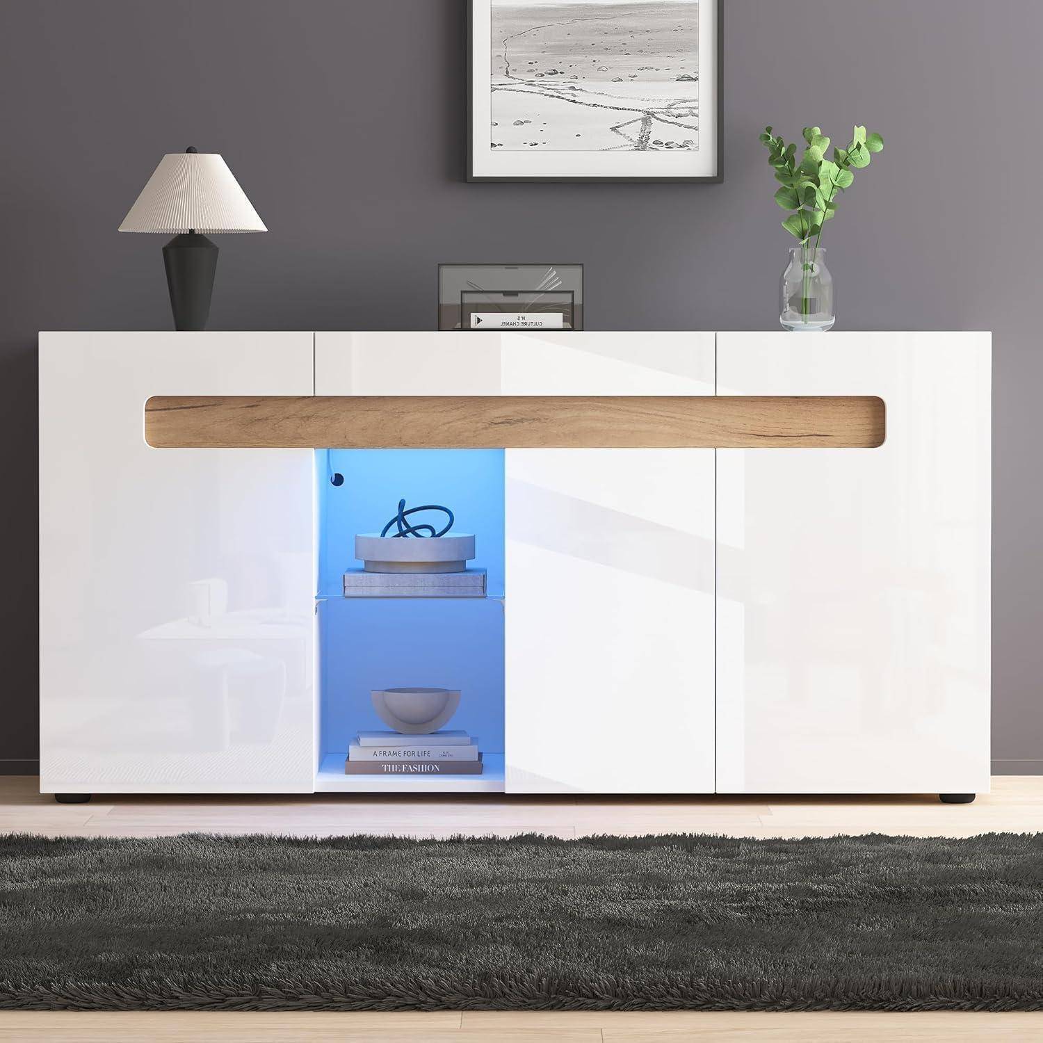 Modernes weißes Sideboard mit Holzakzent und blau beleuchteter offener Ablage, die dekorative Objekte in einem grauen Wohnzimmer enthält.