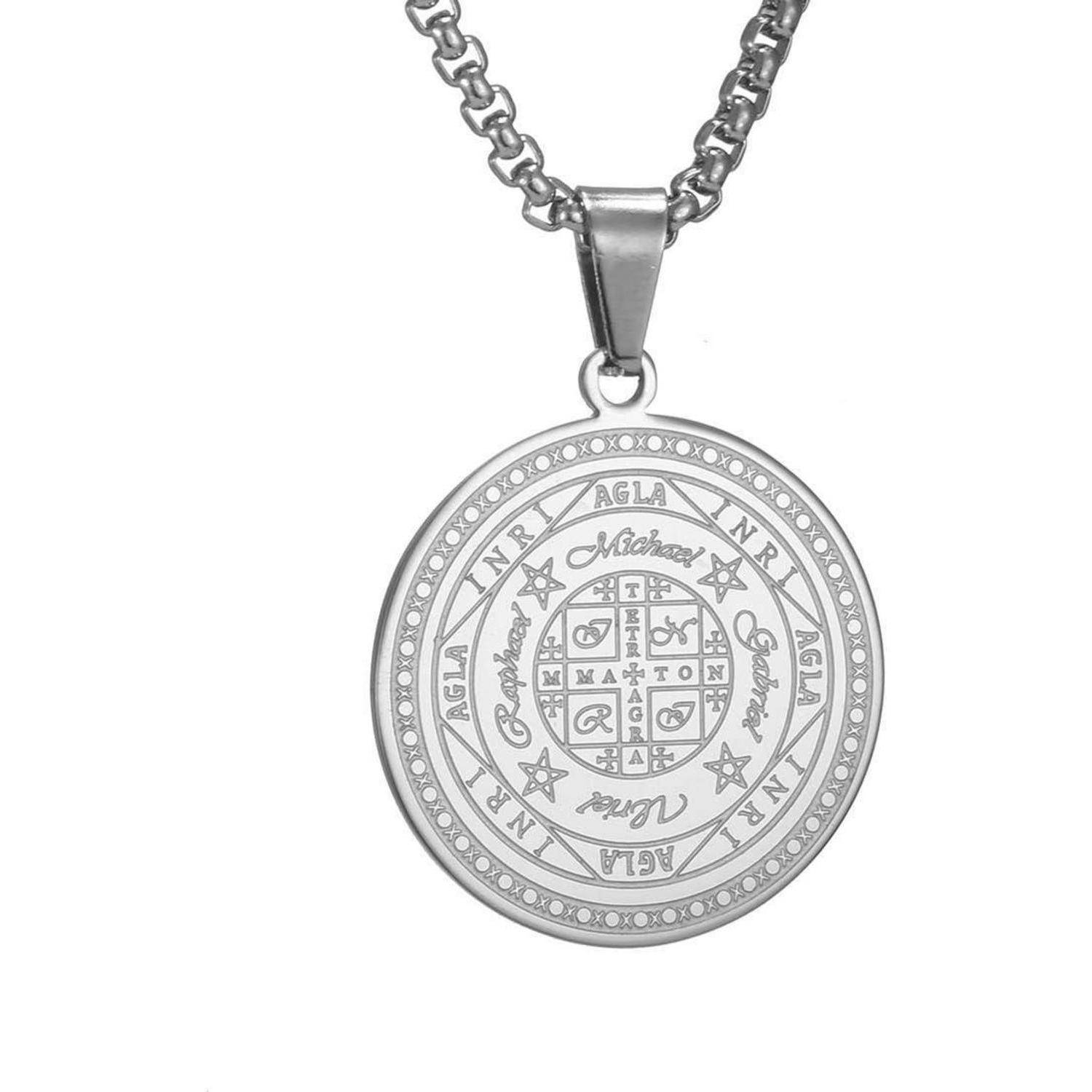 Silberkette mit Anhänger und rundem graviertem Medaillon, das ein dekoratives astrologisches Symbol und Text am Rand aufweist.