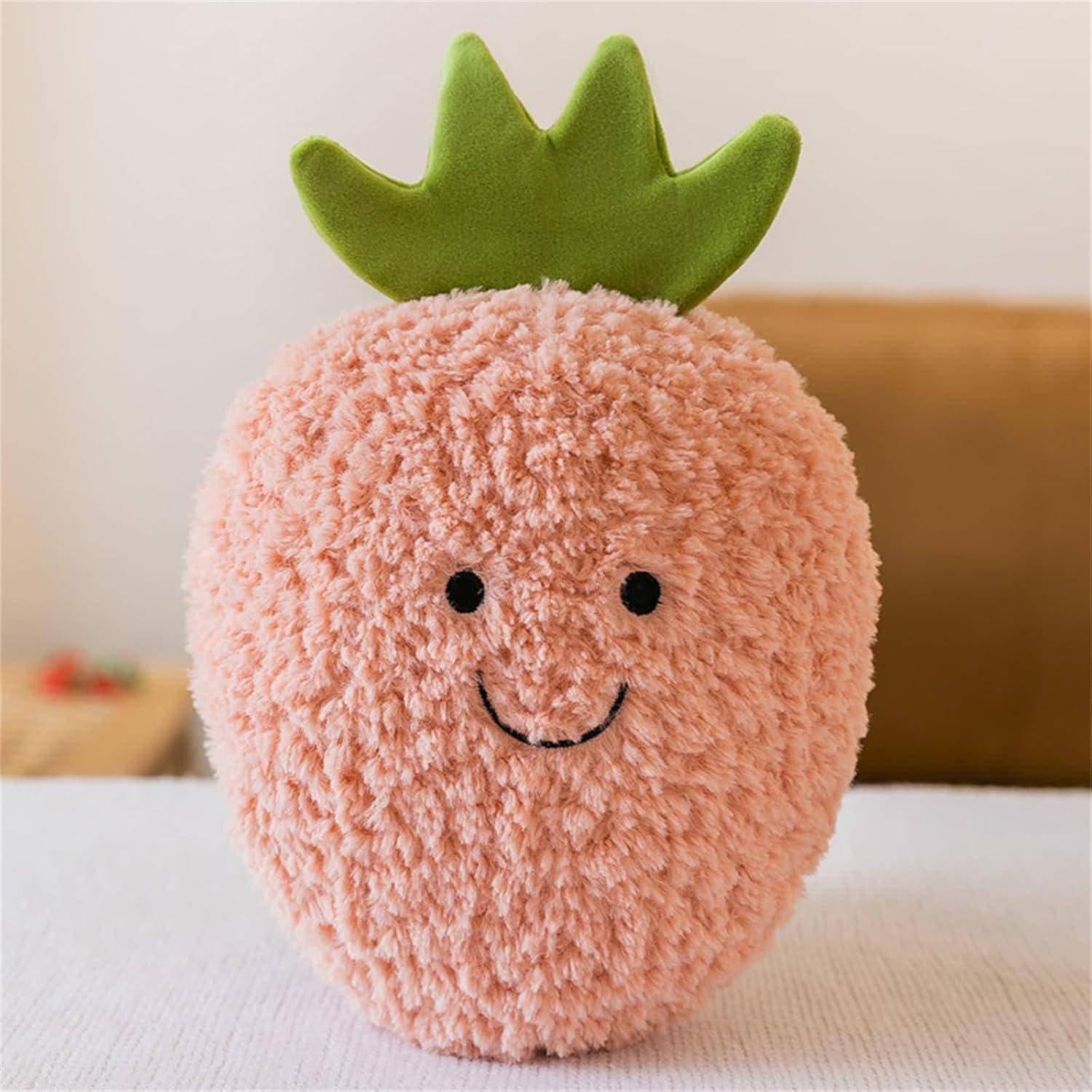 Ein rosa weiches Erdbeer-Plüschtier mit einem lächelnden Gesicht und grünem Blattaufsatz, das aufrecht auf einer hellen Oberfläche sitzt.