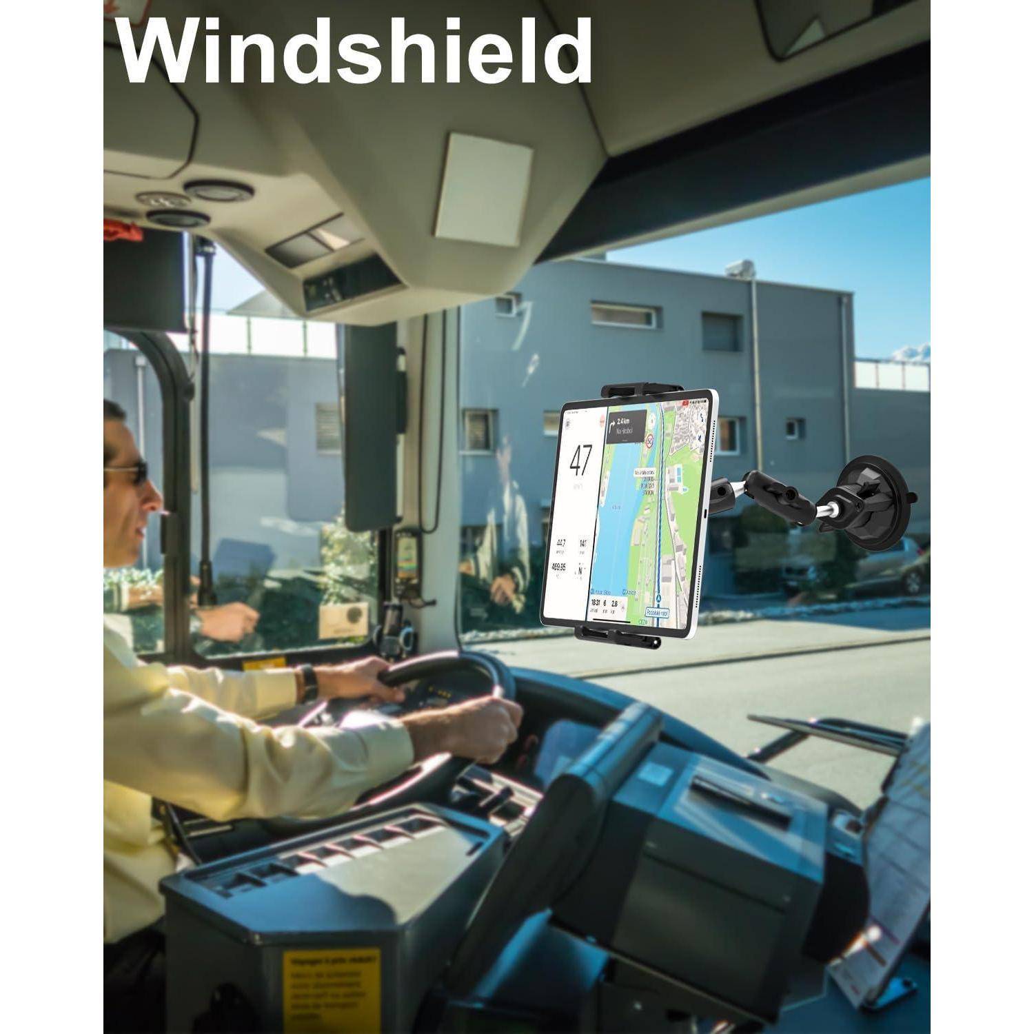 Busfahrer, der mit einem auf der Windschutzscheibe montierten Tablet fährt, auf dem eine Karte und eine Geschwindigkeitsanzeige angezeigt werden