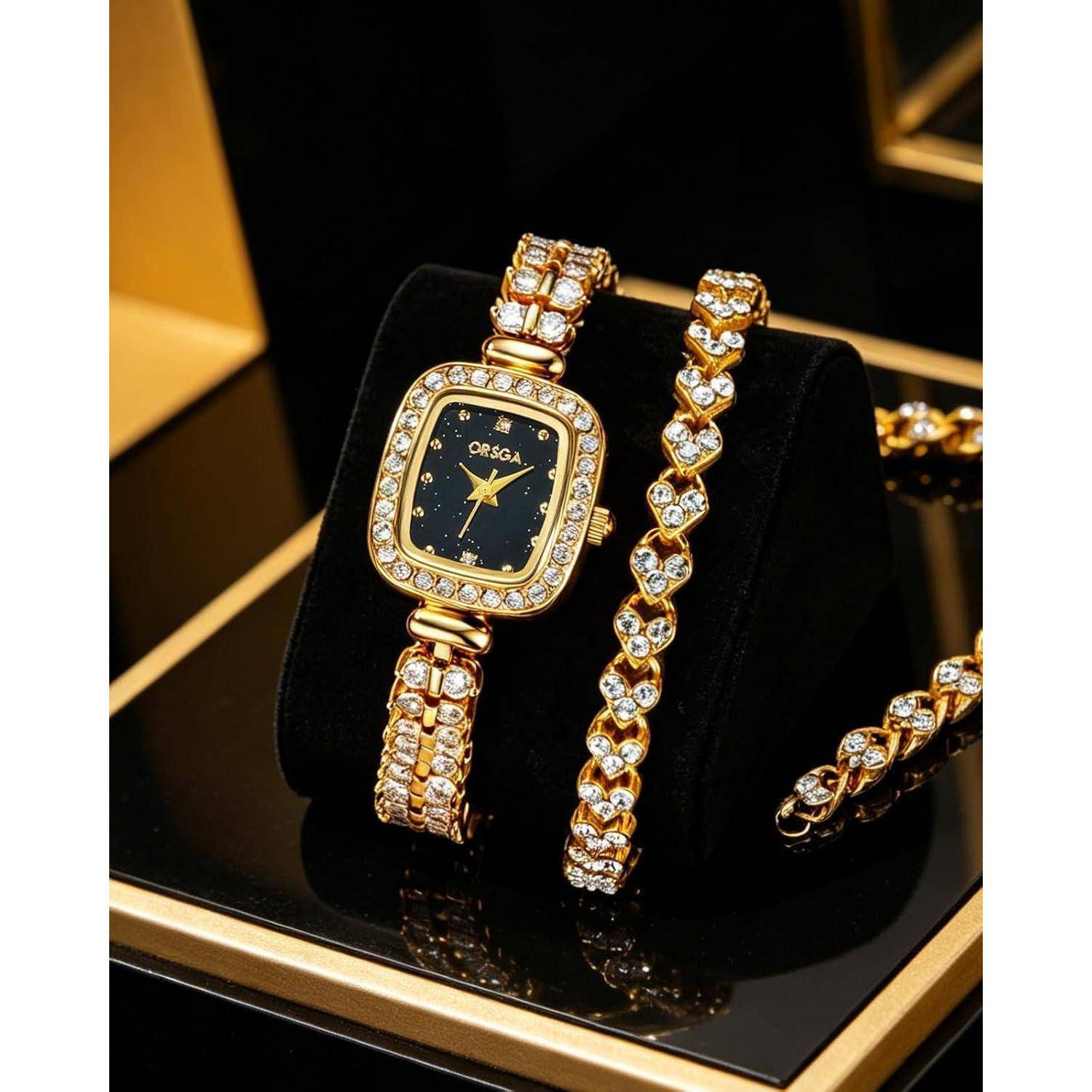 Goldene OMEGA-Armbanduhr mit diamantenbesetzter Lünette und passendem Schmuckarmband, ausgestellt auf einem schwarzen Ständer, neben einem goldenen Herz-Gliedarmband.