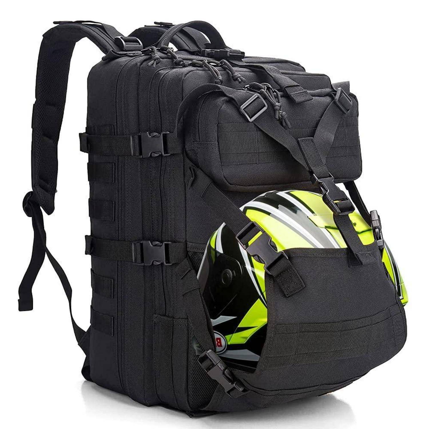 Schwarzer taktischer Rucksack mit vorderer Helmhalterung, die einen neongelben und schwarzen Motorradhelm in der unteren Tasche befestigt zeigt.