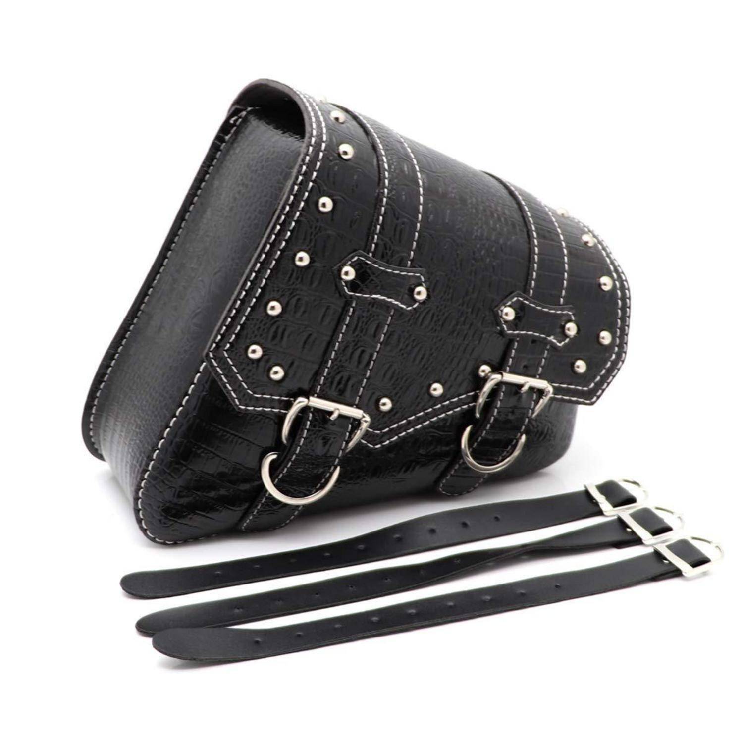 Schwarze Ledermotorrad-Satteltasche mit silbernen Nieten und Schnallen, gezeigt mit drei passenden verstellbaren Riemen auf weißem Hintergrund.