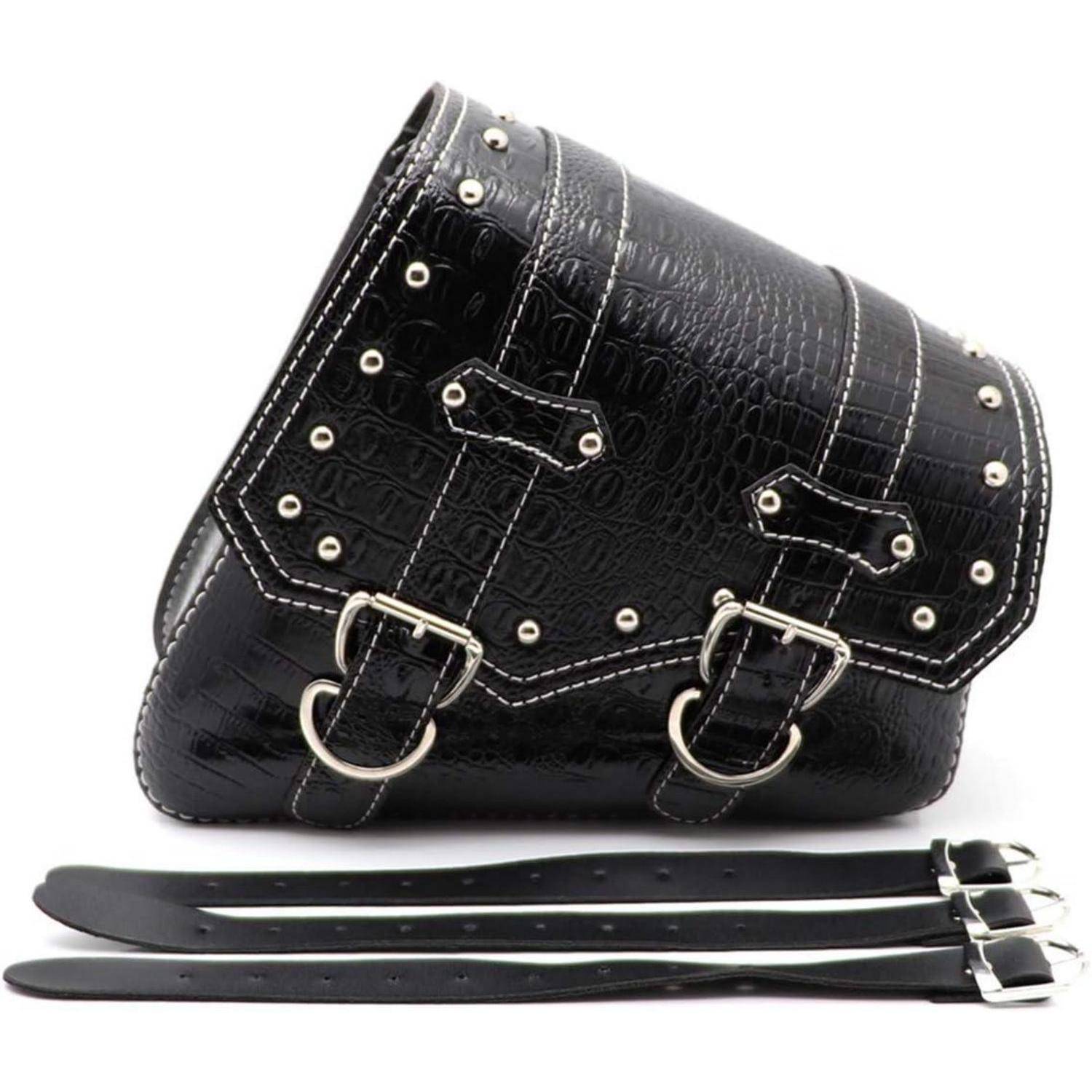 Schwarze Leder-Motorrad-Satteltaschen mit Schnallen und Riemen, gezeigt mit zwei Befestigungsriemen auf weißem Hintergrund.