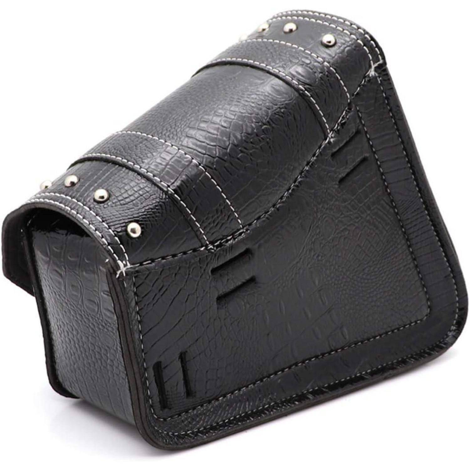 Schwarze Ledermotorrad-Satteltasche mit genieteter Klappe und Steppnaht-Besatz, auf weißem Hintergrund dargestellt.