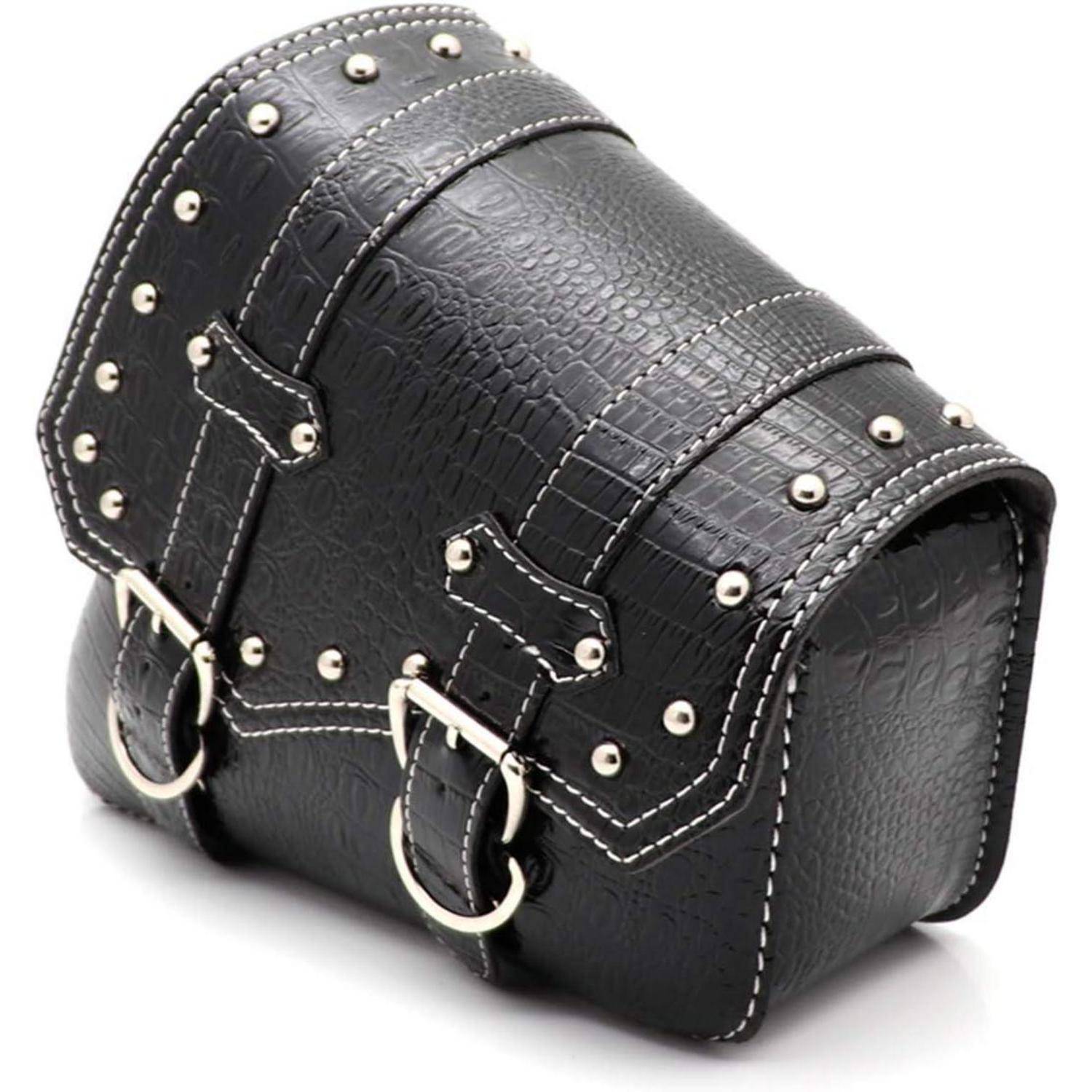 Schwarze Ledermotorrad-Satteltasche mit Nieten, zwei Schnallengurten und silbernen Ringen auf weißem Hintergrund.