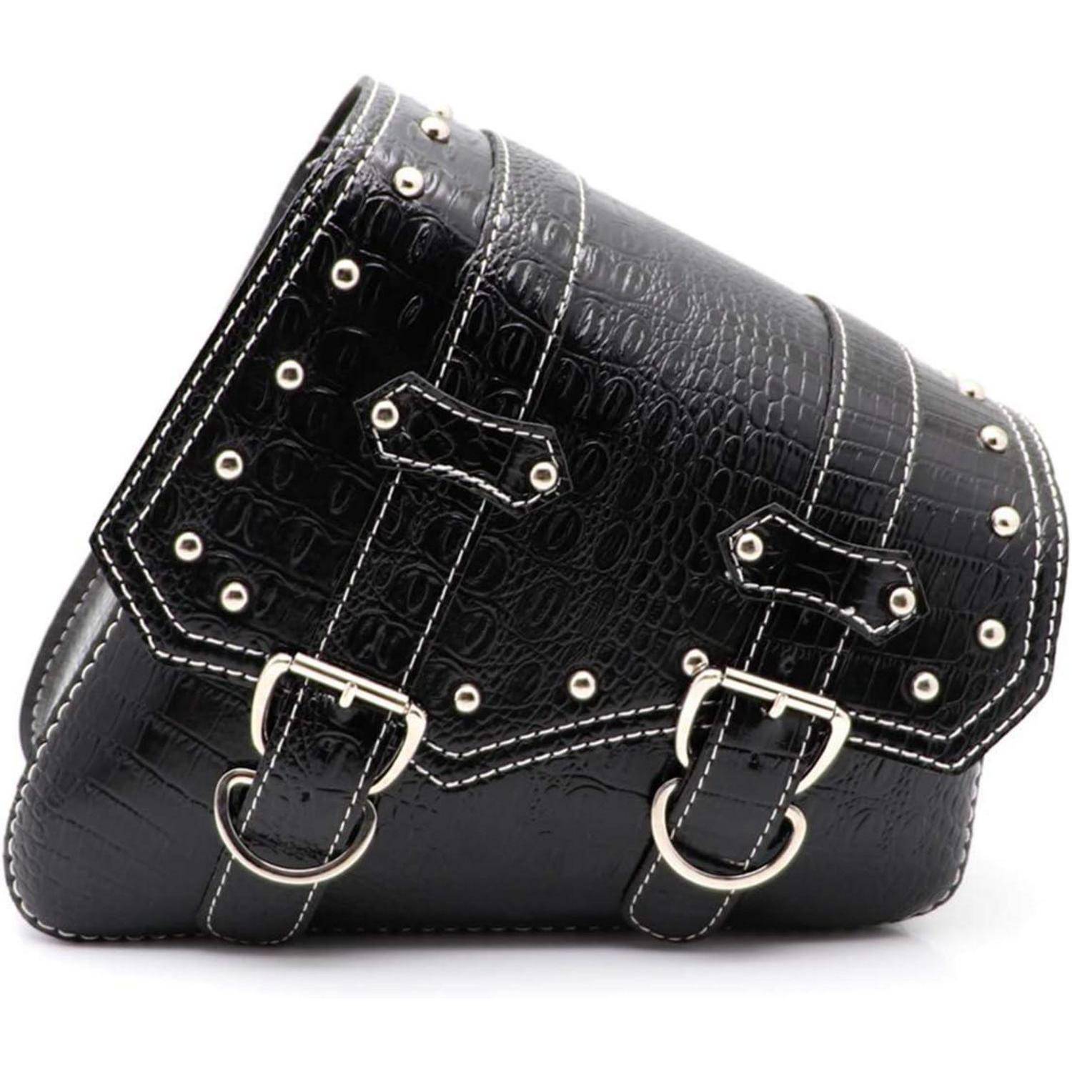 Schwarze Ledertasche mit Nieten, zwei silbernen Schnallengurten und einer strukturierten, geprägten Oberfläche auf weißem Hintergrund.