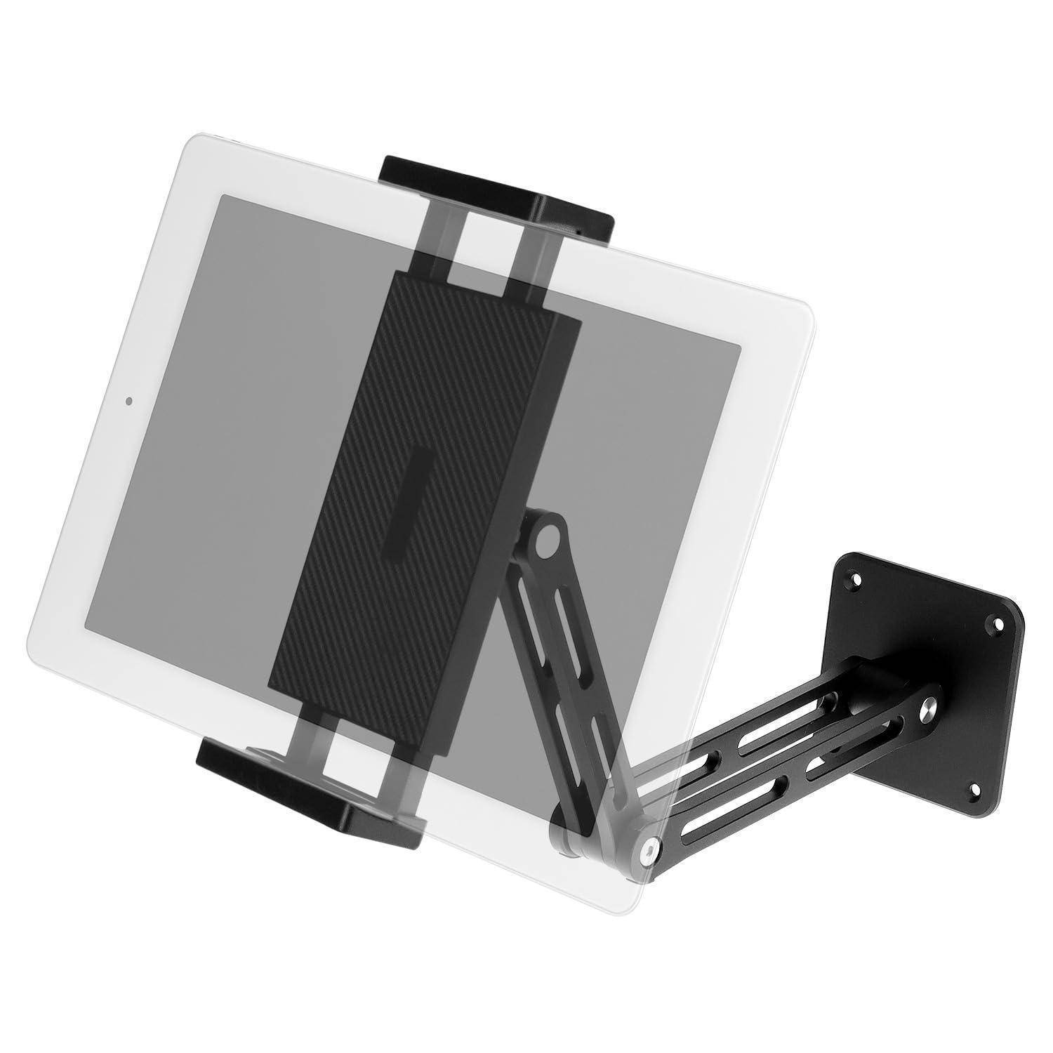 Verstellbare schwarz wandmontierte Tablet-Halterung, die ein Tablet in einem Winkel hält, mit ausziehbarem Arm und rechteckiger Rückplatte.