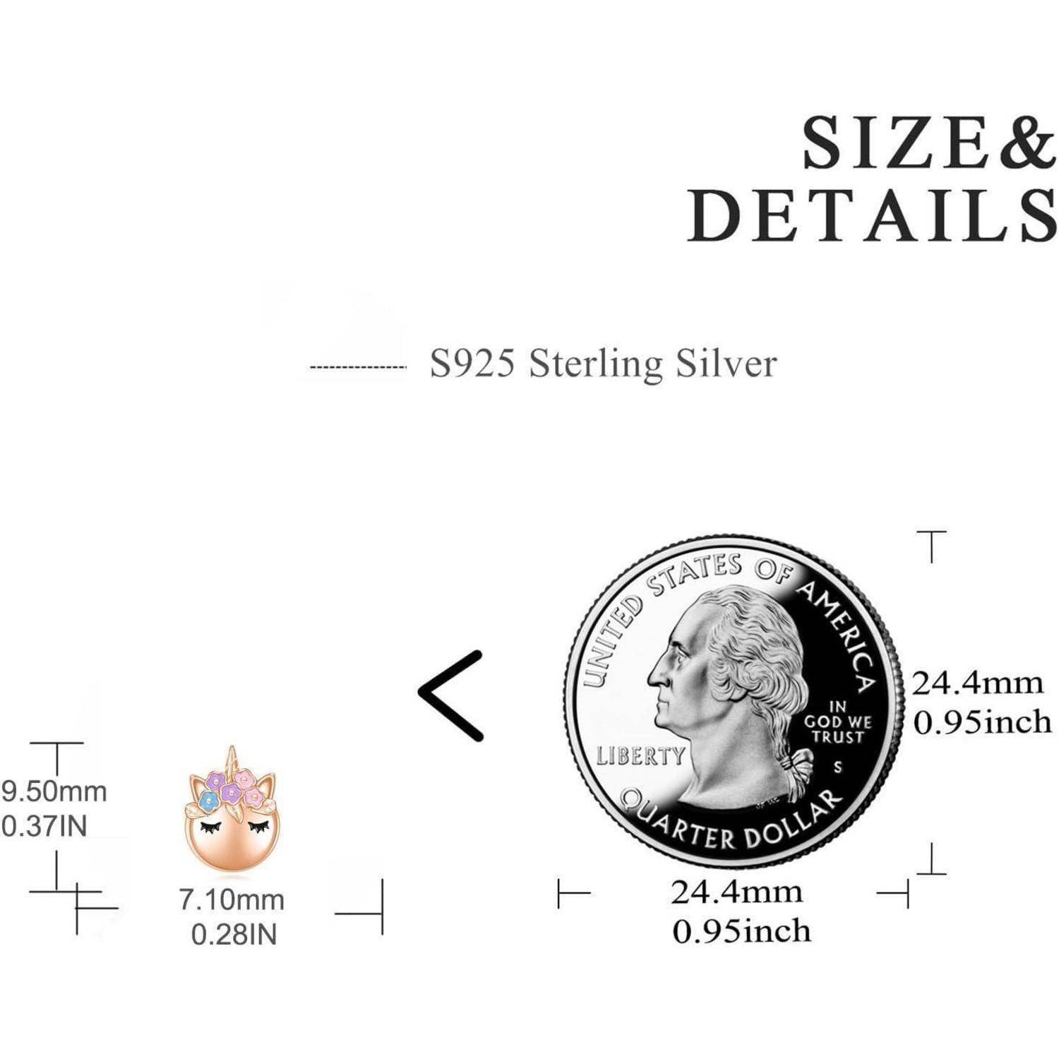 Größen- und Detailführer für S925 Sterlingsilberschmuck: Ein Einhorn-Steckohrring ist 7,10 mm mal 9,50 mm, und ein Vergleich mit einer Viertelsmünze zeigt einen Durchmesser von 24,4 mm.