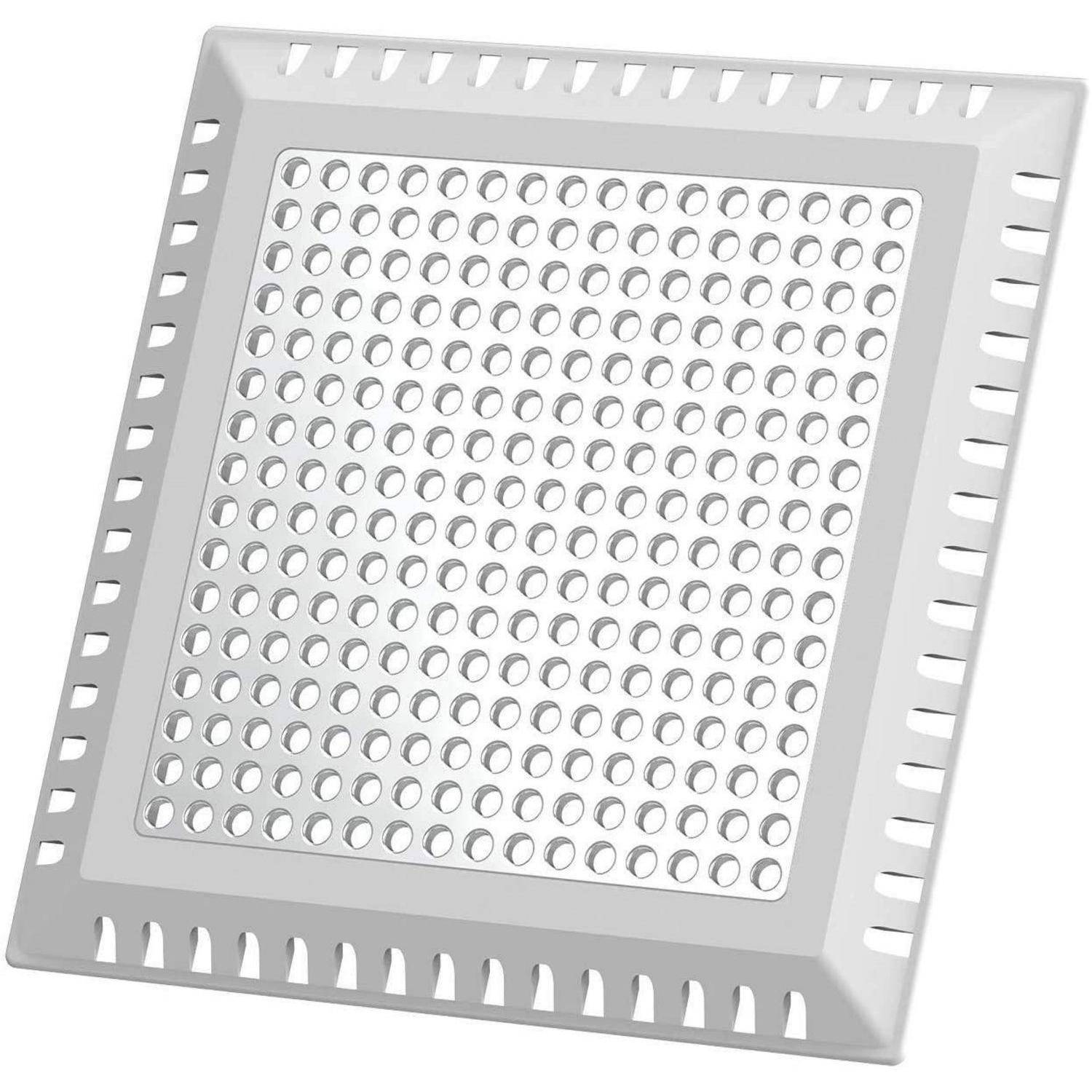 Weiße quadratische Lüftungsabdeckung oder Gitter mit vielen kleinen runden Perforationen und geschlitzten Kanten, gezeigt vor einfachem Hintergrund.