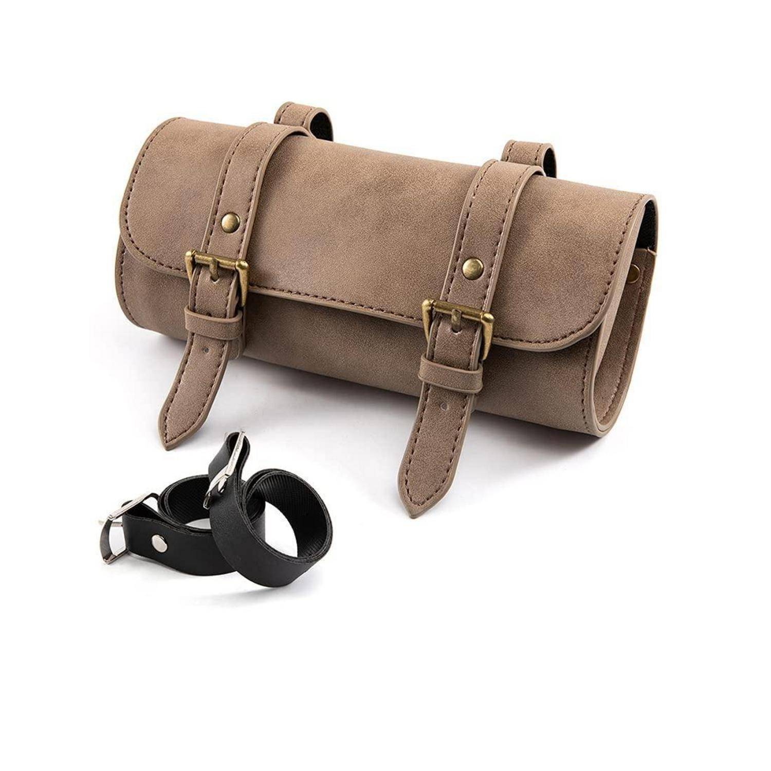 Braunes Leder-Werkzeugtasche zum Aufrollen mit zwei Schnallengurten und einem abnehmbaren schwarzen Schultergurt auf weißem Hintergrund.