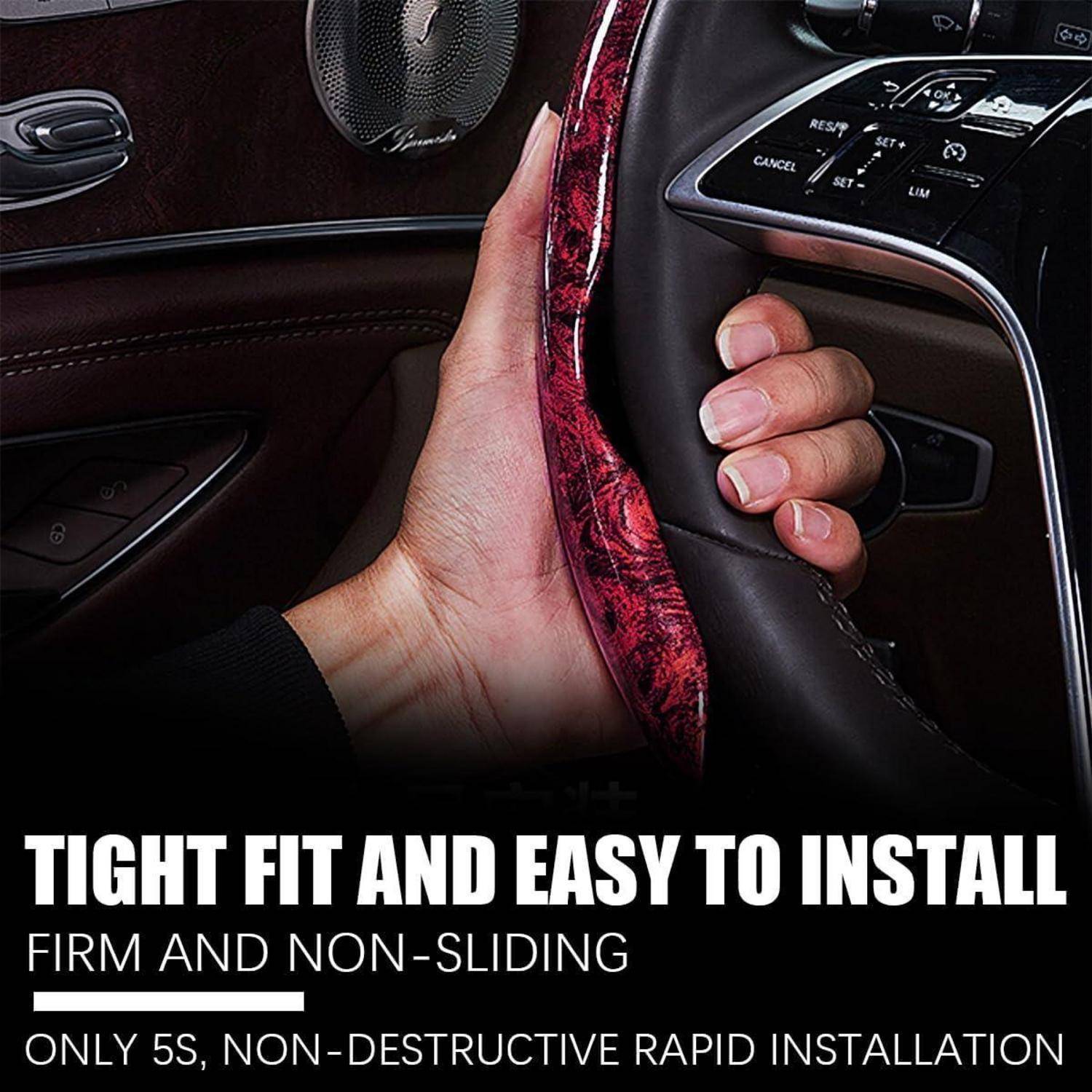 Hand am Lenkrad mit rosa Bezug im Autoinnenraum; Anzeigentext besagt „ENGE PASSFORM UND EINFACHE INSTALLATION", „FEST UND RUTSCHFEST"" und „NUR 5 SEKUNDEN, ZERSTÖRUNGSFREIE SCHNELLINSTALLATION"".