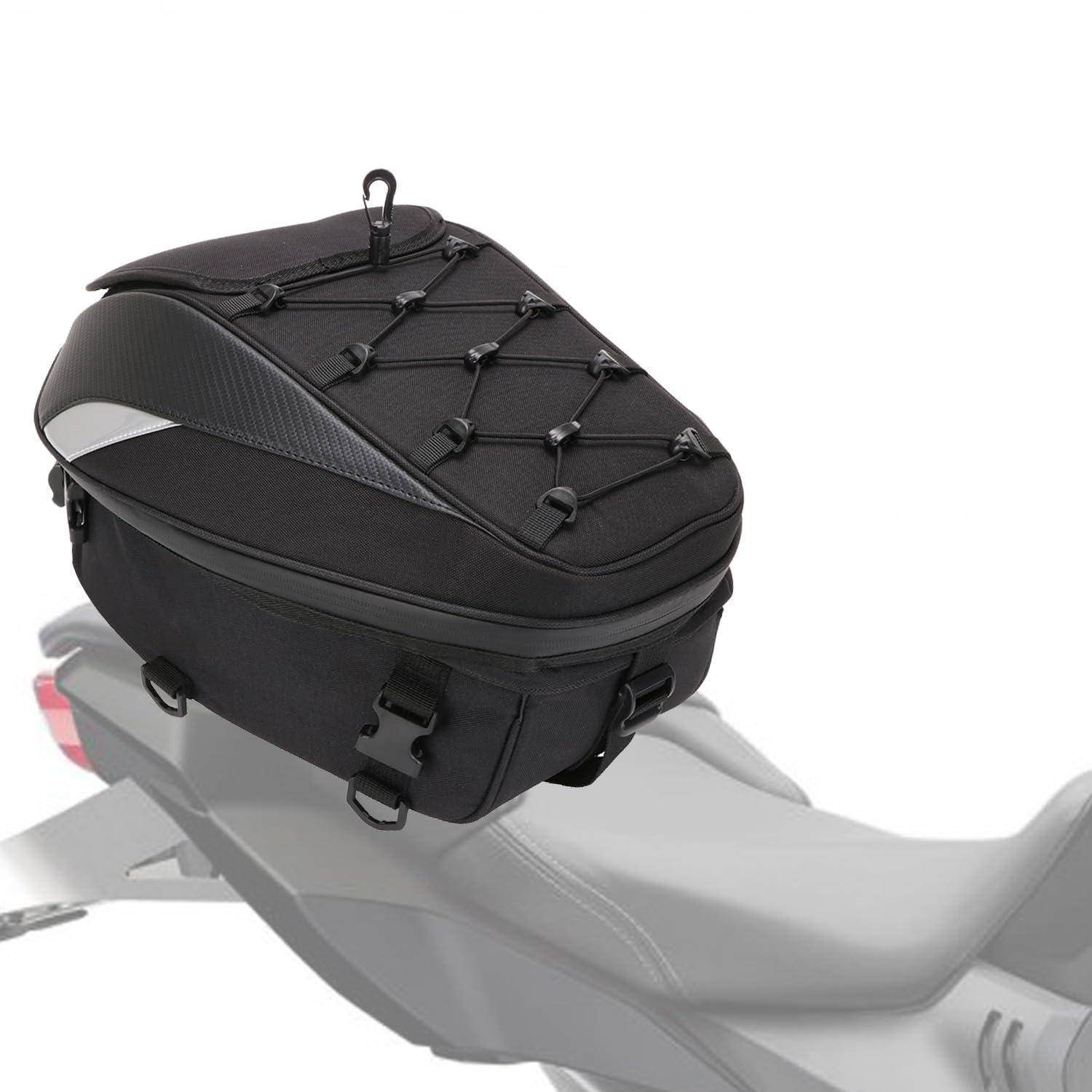 Schwarze Motorrad-Hecktasche, die am hinteren Sitzkofferträger befestigt ist und auf einem Motorrad vor weißem Hintergrund montiert dargestellt wird.