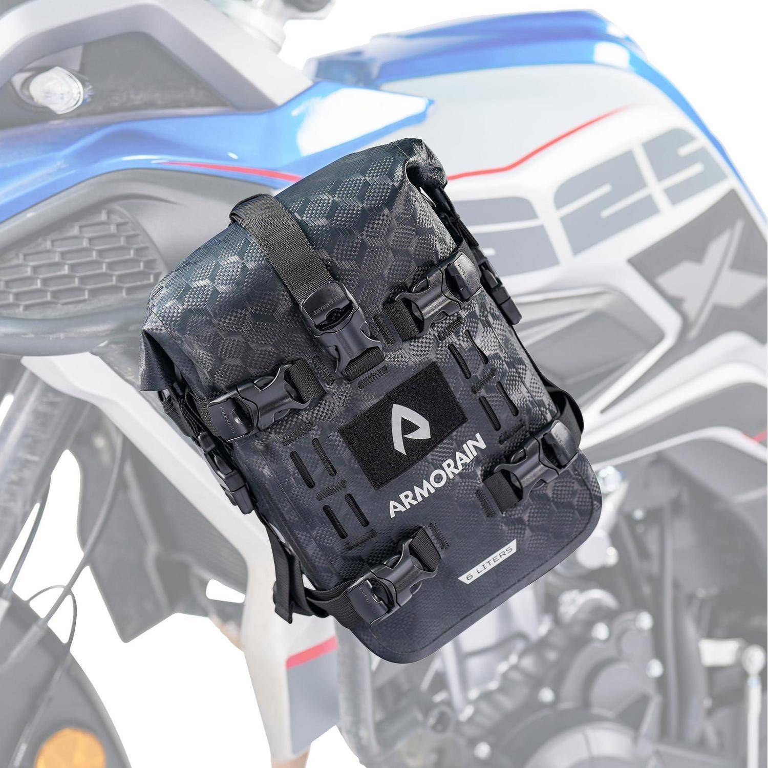 Schwarze Armoraid-Satteltasche mit Schnallen, montiert auf einem Motorrad-Seitenteil.