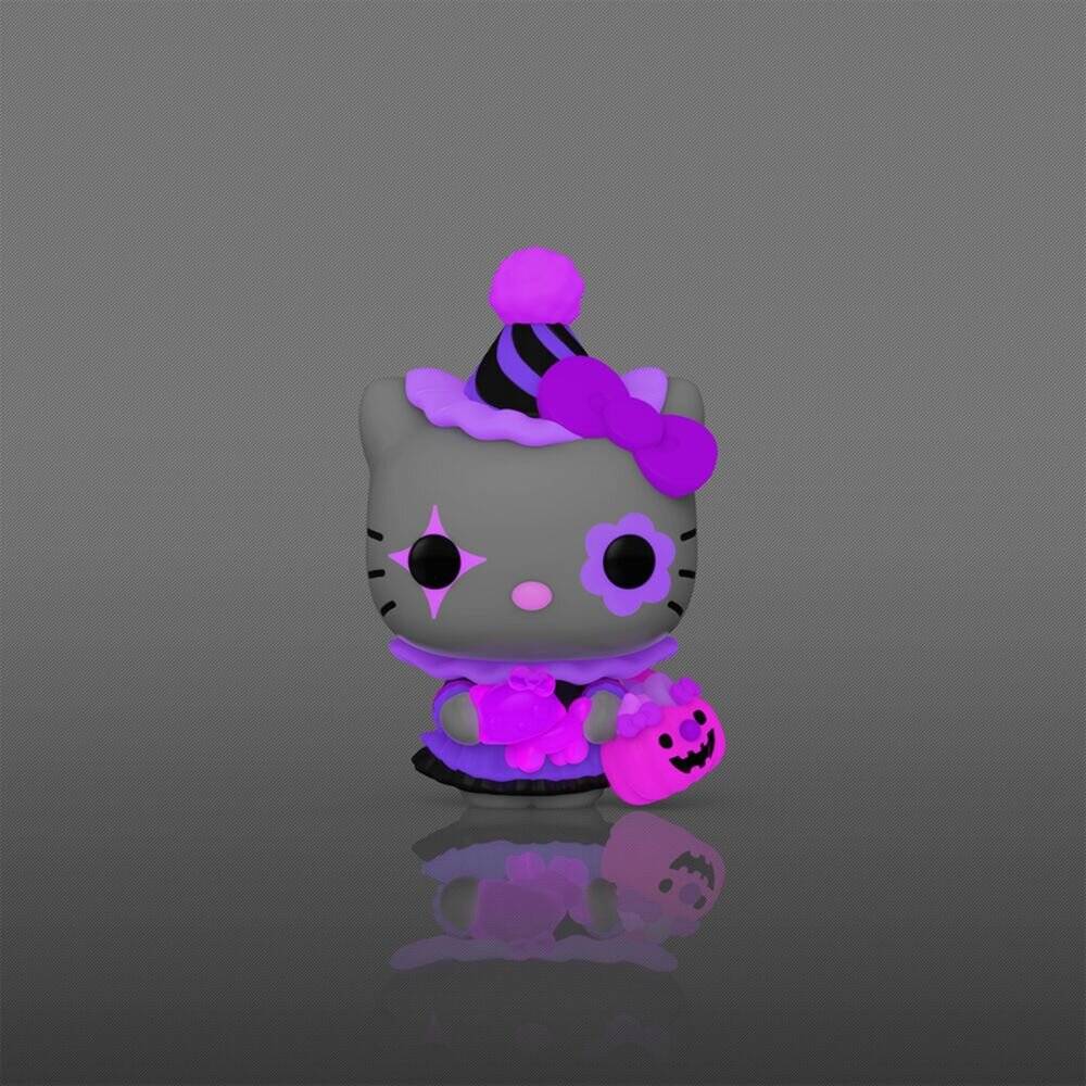 Grau und lila Hello Kitty Figur in einem gruseligen Kostüm, die einen rosa Kürbis-Süßigkeitseimer hält, auf einer reflektierenden Oberfläche.