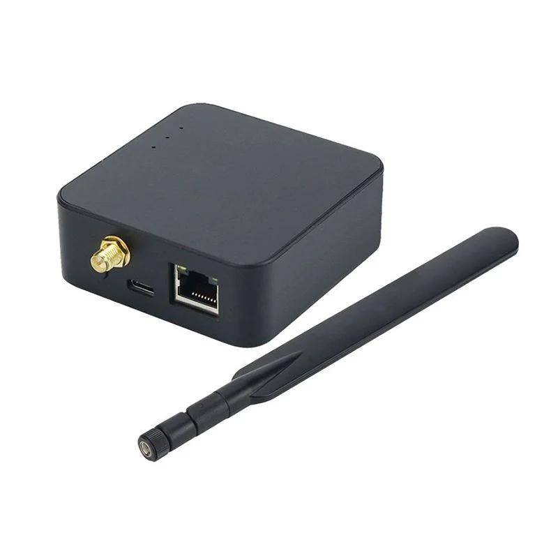 Schwarzes kabelloses Netzwerkgerät mit Antenne, das Ethernet- und Micro-USB-Anschlüsse auf weißem Hintergrund zeigt.