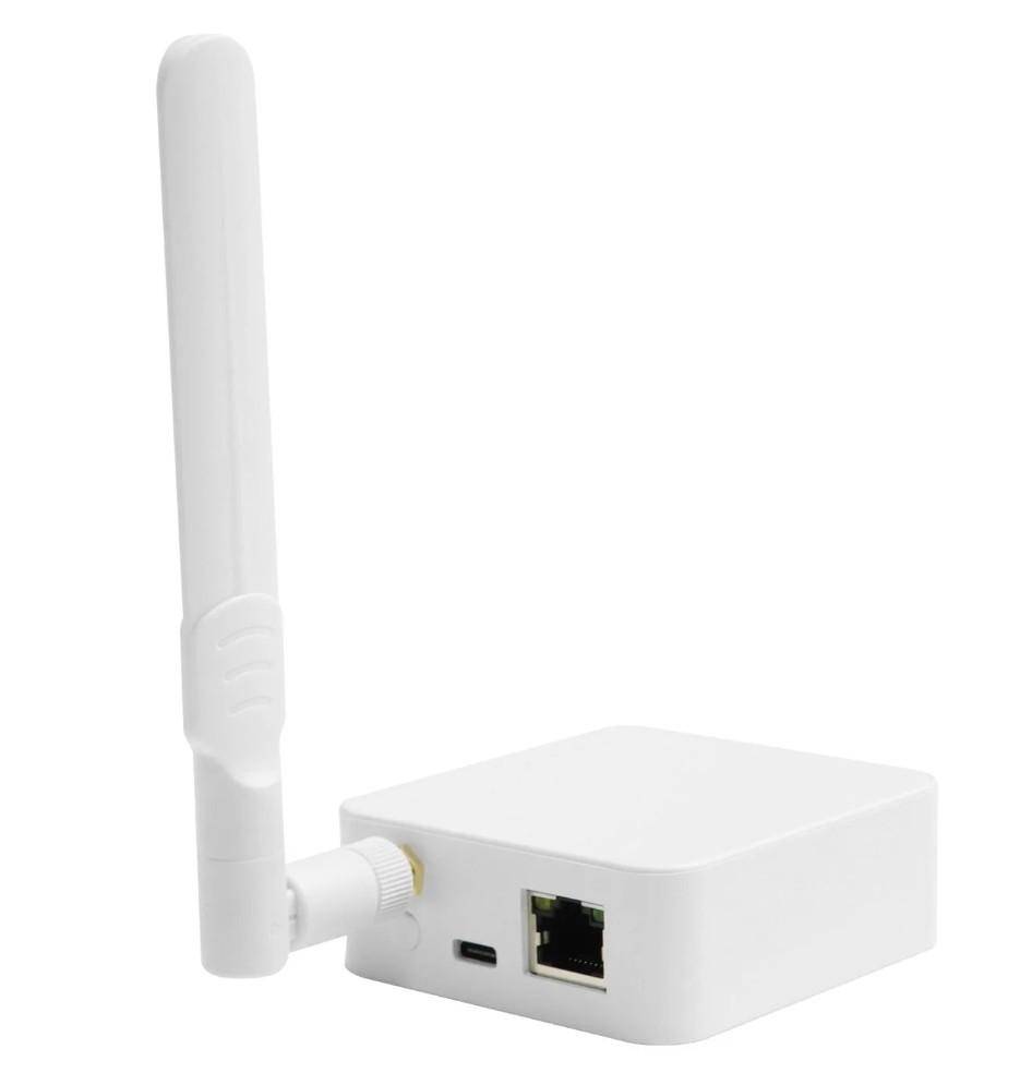Weißer kabelloser Router mit einer hohen Antenne und Ethernet-, USB- und Stromanschlüssen an der Vorderseite.