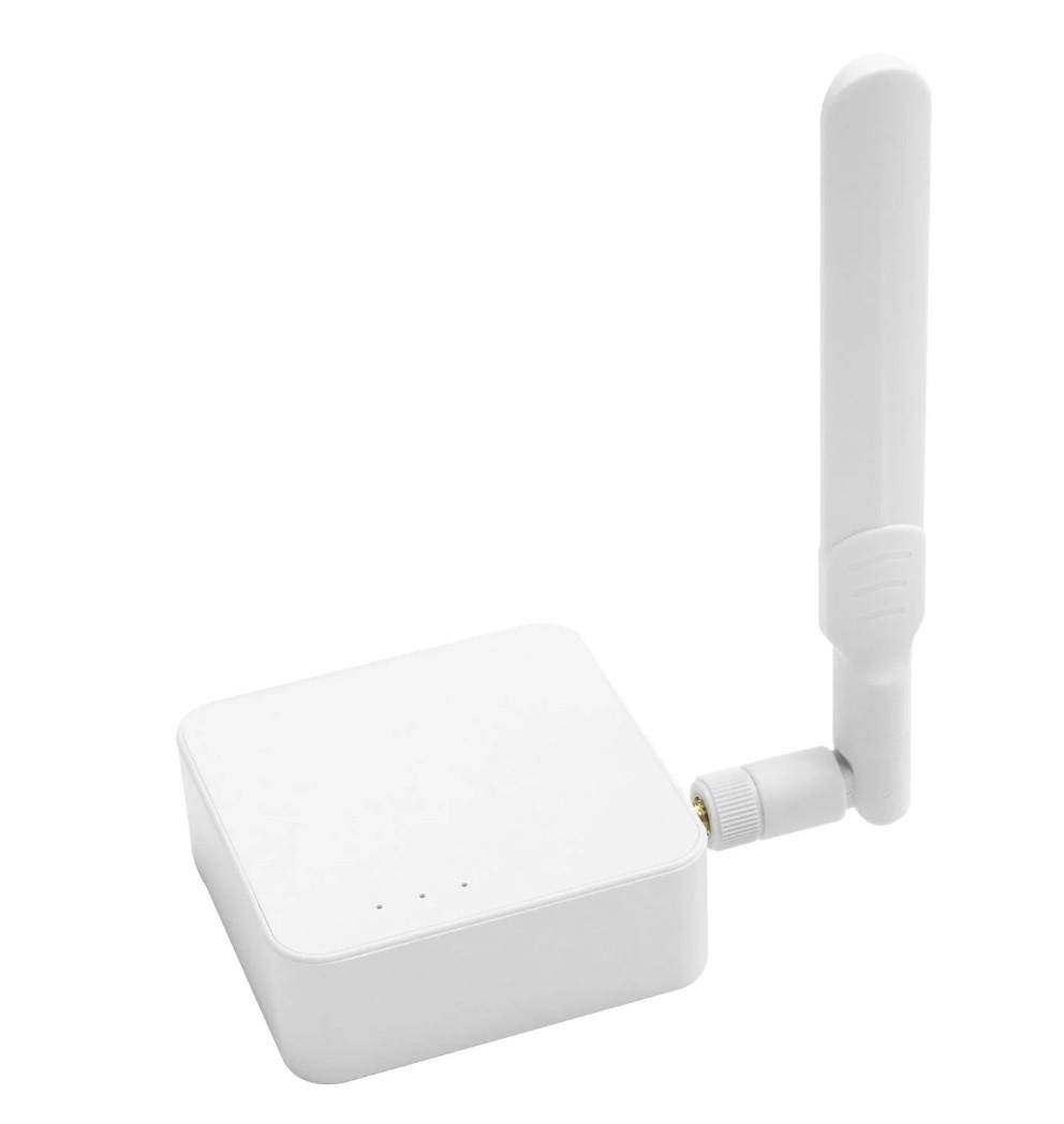 Weißes kabelloses Netzwerkgerät mit angebrachter externer Antenne, gezeigt auf einem einfachen Hintergrund.