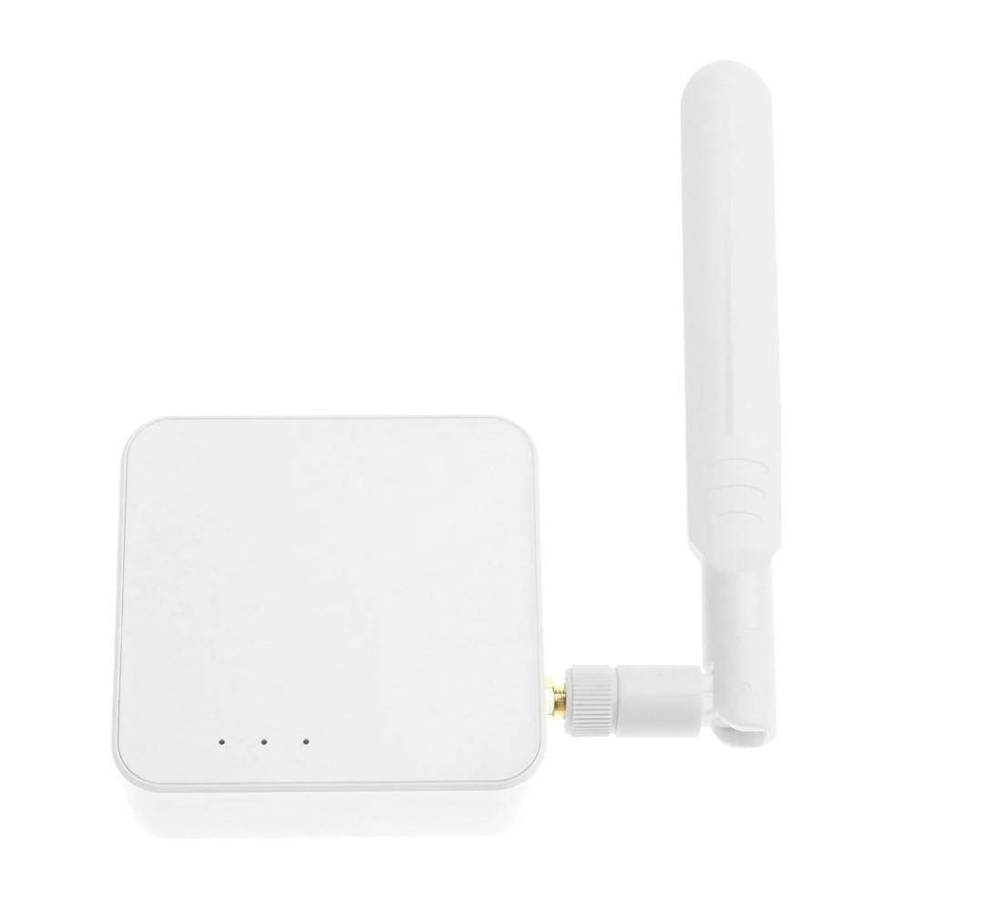 Weißer WLAN-Router mit einer an der rechten Seite angebrachten externen Antenne, dargestellt vor einem einfachen Hintergrund.