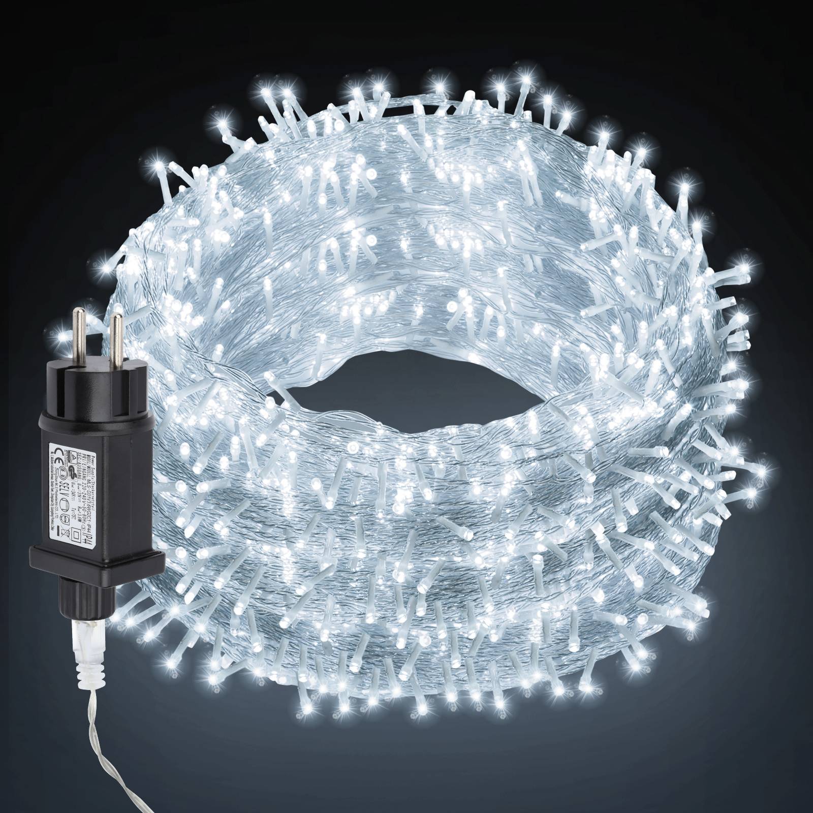 Aufgerolltes Bündel weißer LED-Lichterketten mit einem Stromadapterstecker auf dunklem Hintergrund.